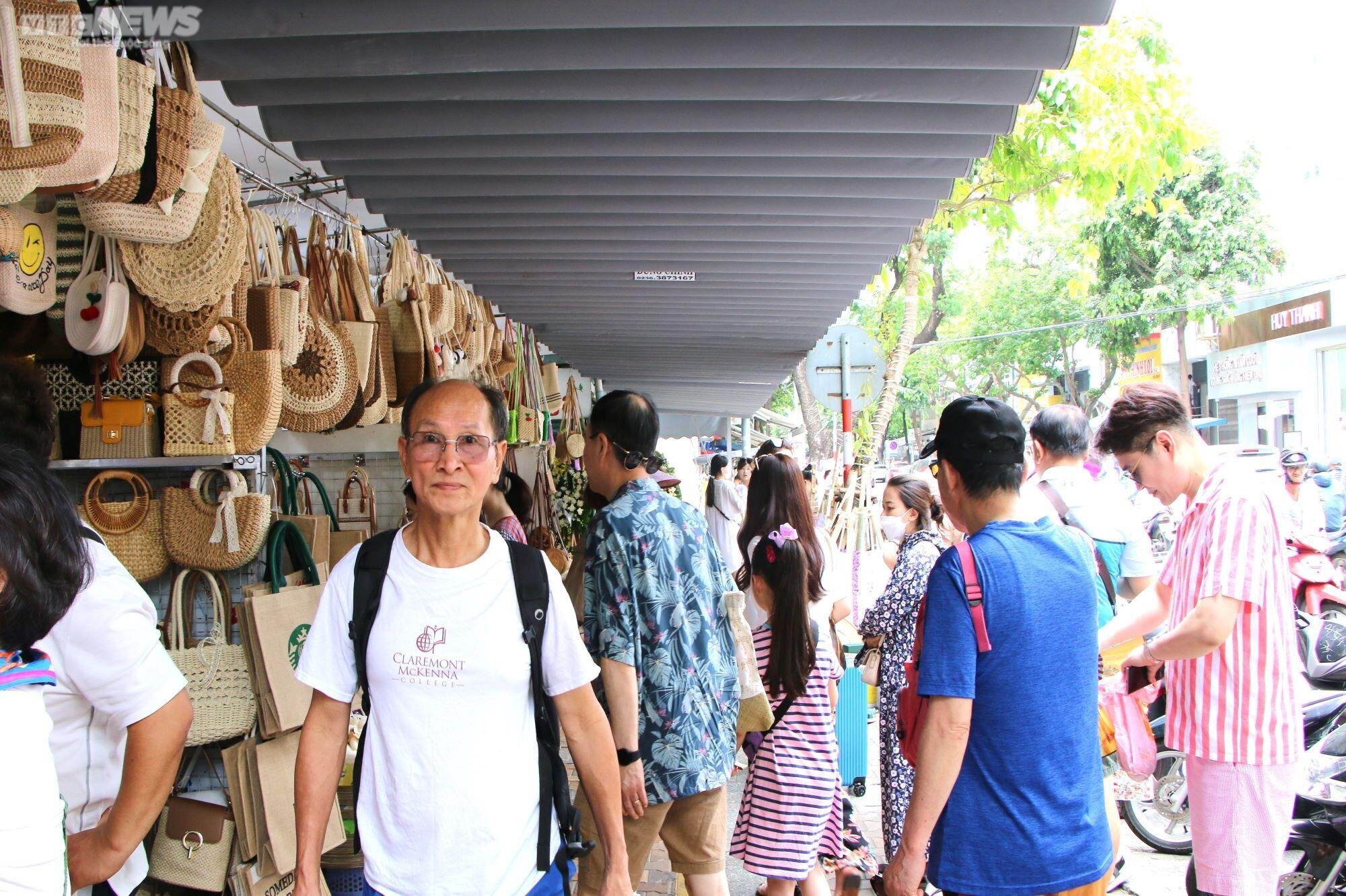 Tấp nập khách nước ngoài tham quan, mua sắm tại 'chợ quốc tế' nổi tiếng Đà Nẵng - 7