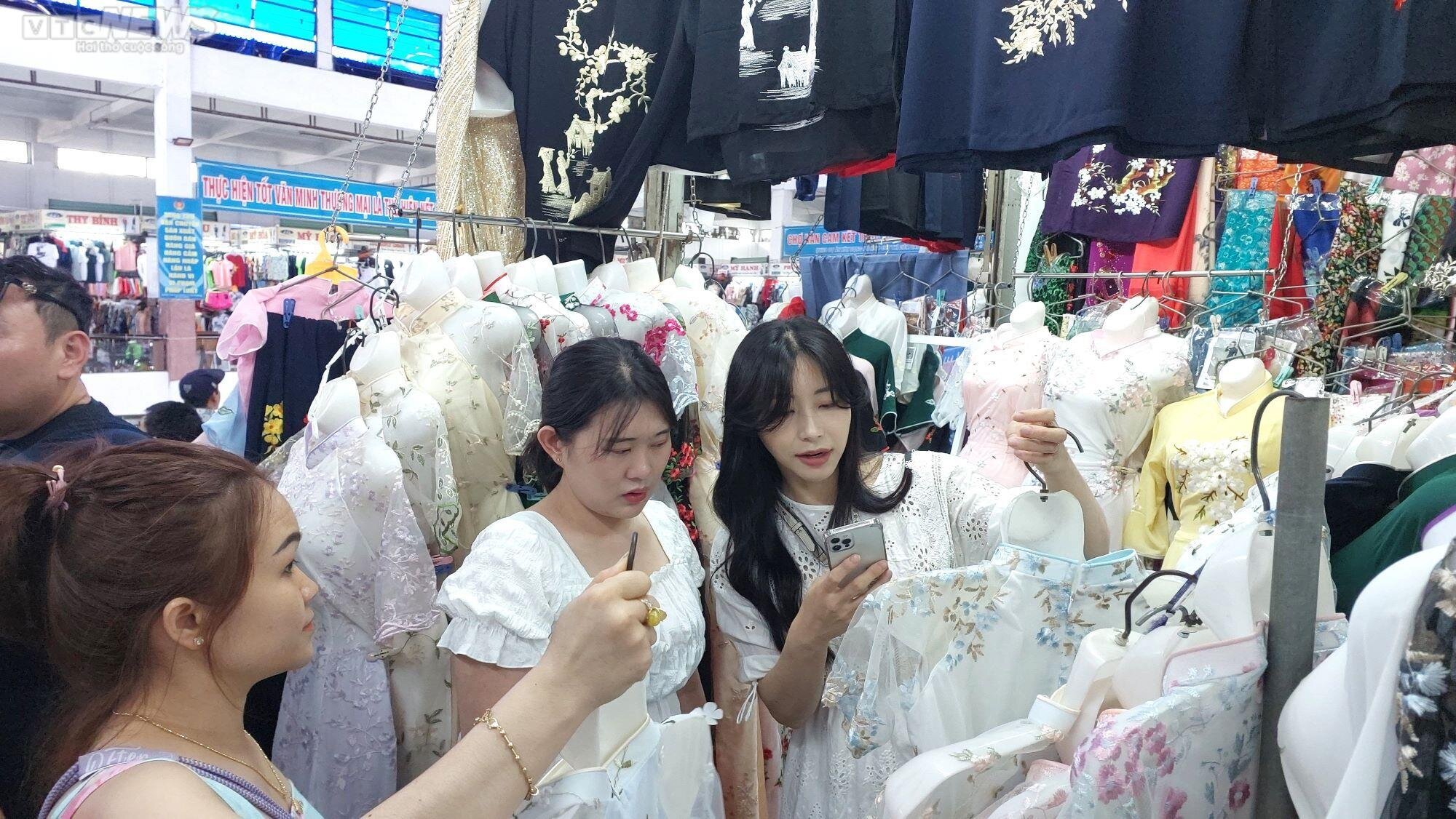 Tấp nập khách nước ngoài tham quan, mua sắm tại 'chợ quốc tế' nổi tiếng Đà Nẵng - 4