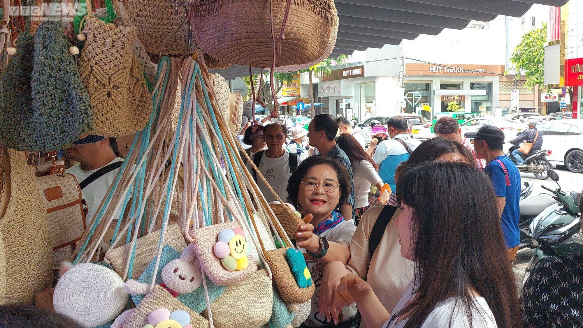 Tấp nập khách nước ngoài tham quan, mua sắm tại 'chợ quốc tế' nổi tiếng Đà Nẵng - 5