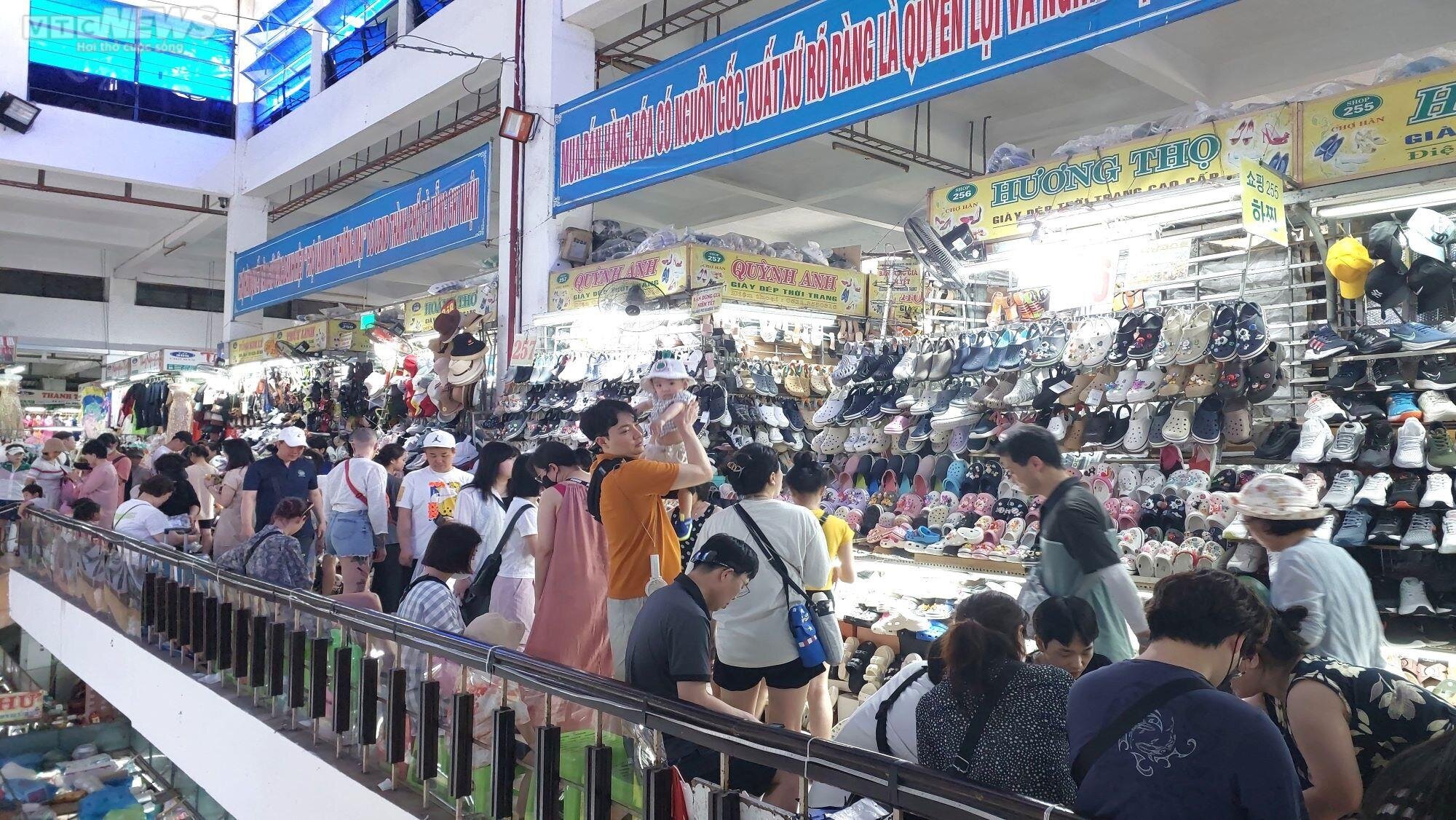 Tấp nập khách nước ngoài tham quan, mua sắm tại 'chợ quốc tế' nổi tiếng Đà Nẵng - 6