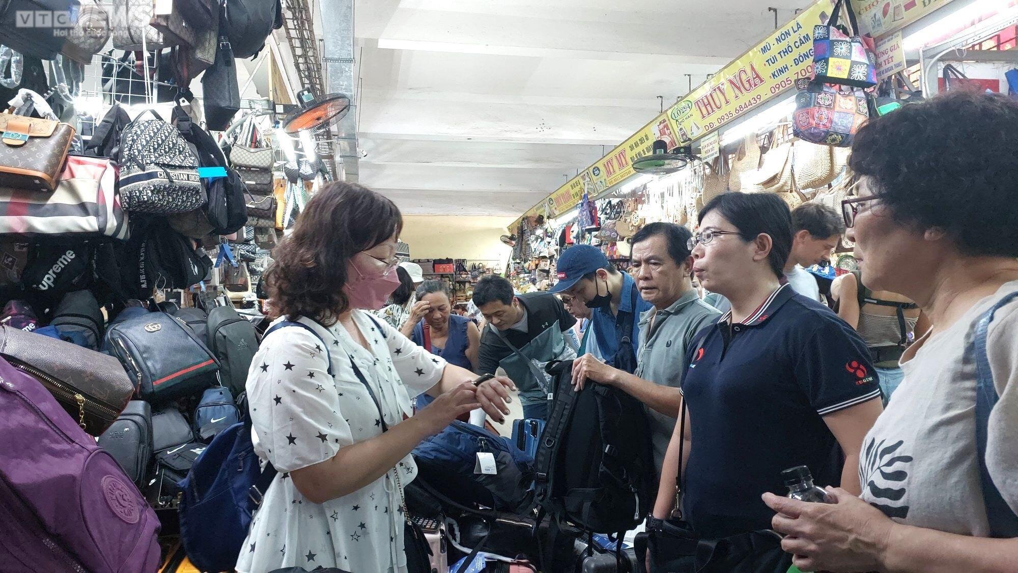 Tấp nập khách nước ngoài tham quan, mua sắm tại 'chợ quốc tế' nổi tiếng Đà Nẵng - 2