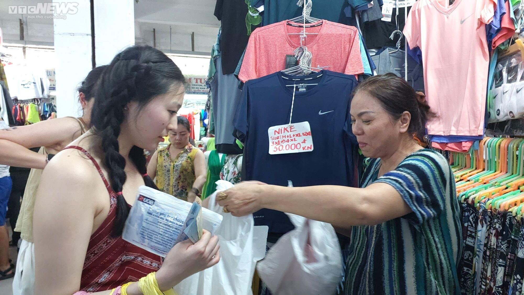 Tấp nập khách nước ngoài tham quan, mua sắm tại 'chợ quốc tế' nổi tiếng Đà Nẵng - 3