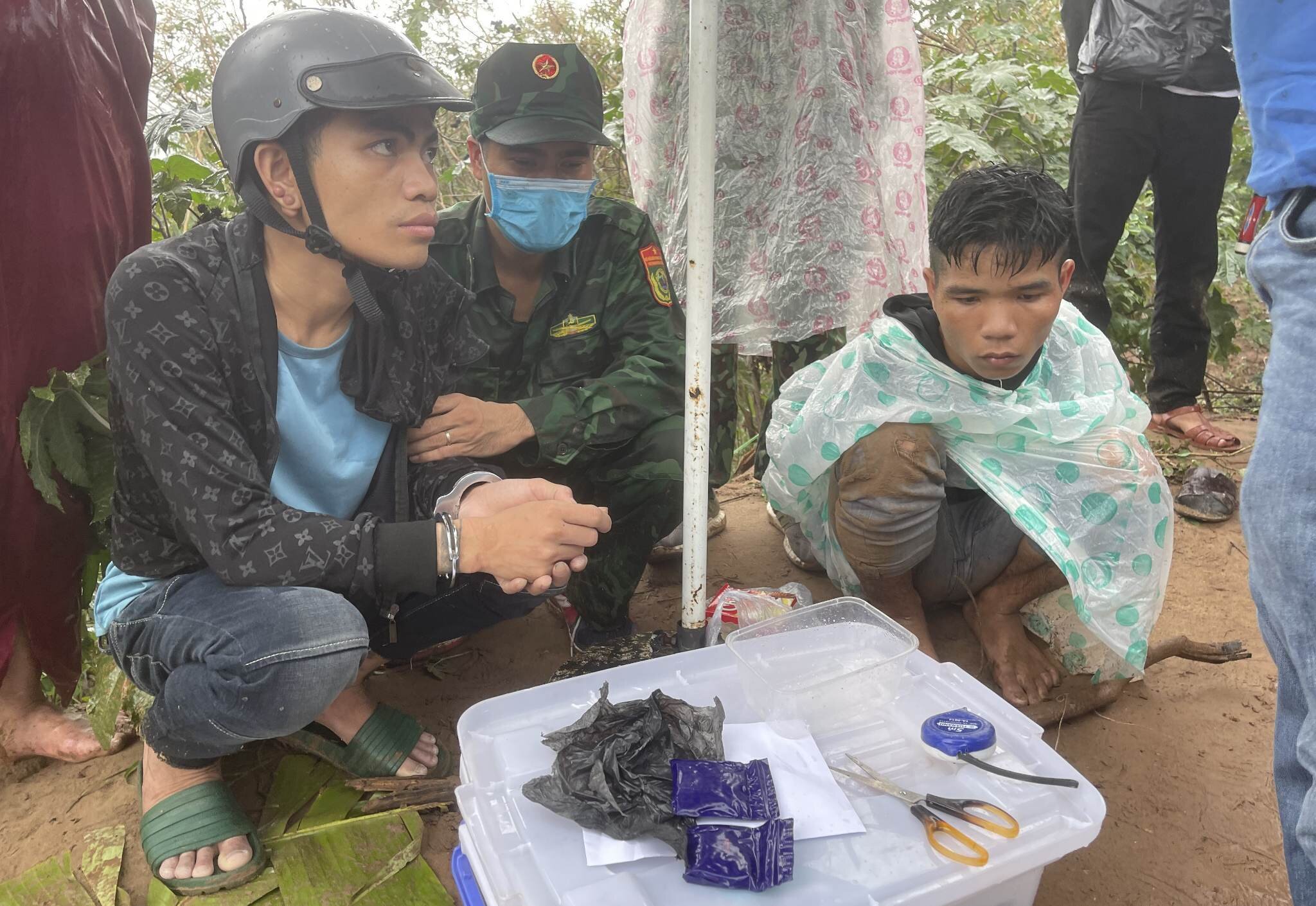  Lợi dụng mưa lớn, 2 kẻ vượt biên sang Lào mua 400 viên ma túy về sử dụng - 1