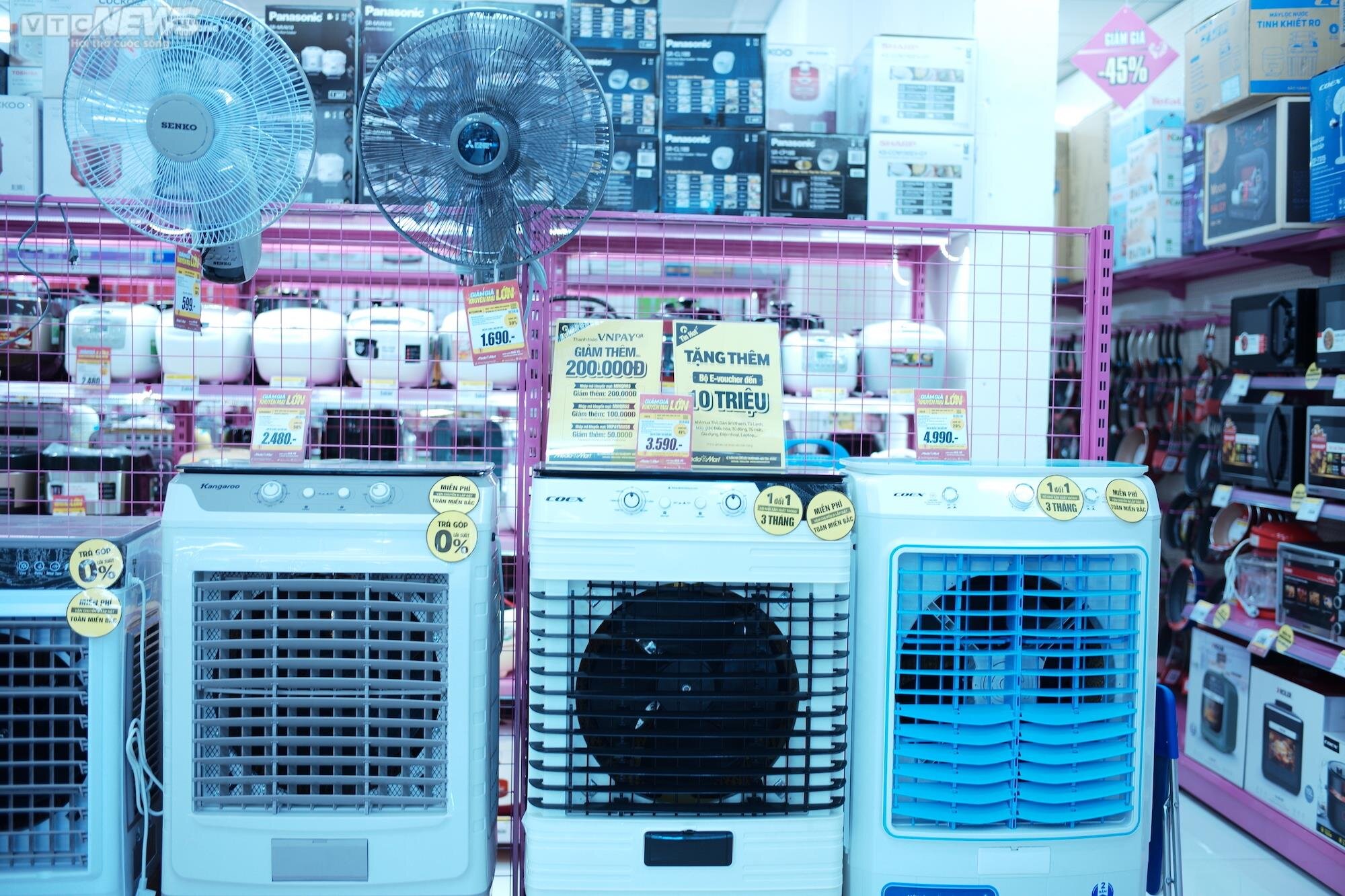 Nắng nóng 40 độ ở miền Bắc: Điều hòa, máy lạnh giảm giá kịch sàn để 'hốt khách' - 6