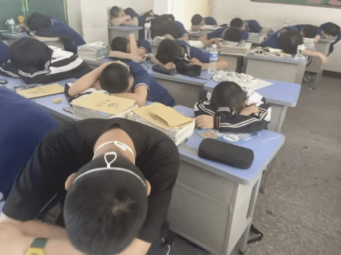 Học sinh không ngủ trưa, ngồi ôn bài: Giáo viên khen, cộng đồng mạng chỉ trích - 2