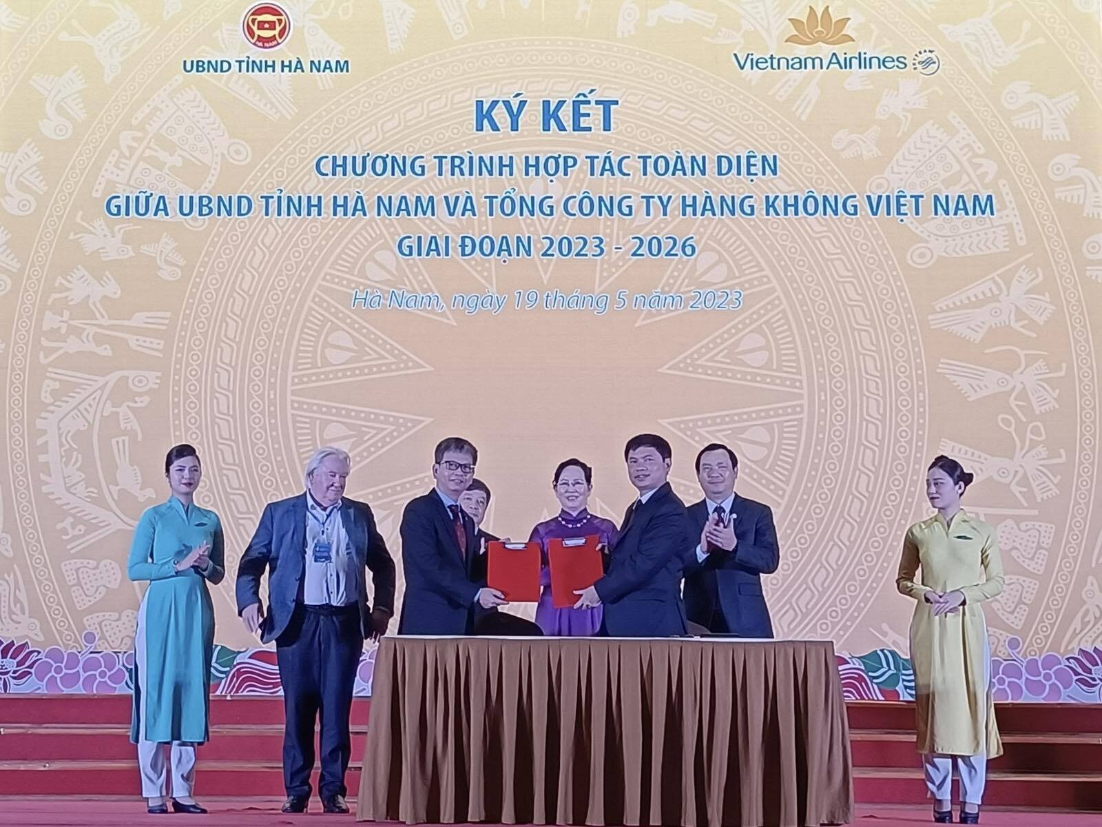 Vietnam Airlines ký kết hợp tác toàn diện với tỉnh Hà Nam  - 1