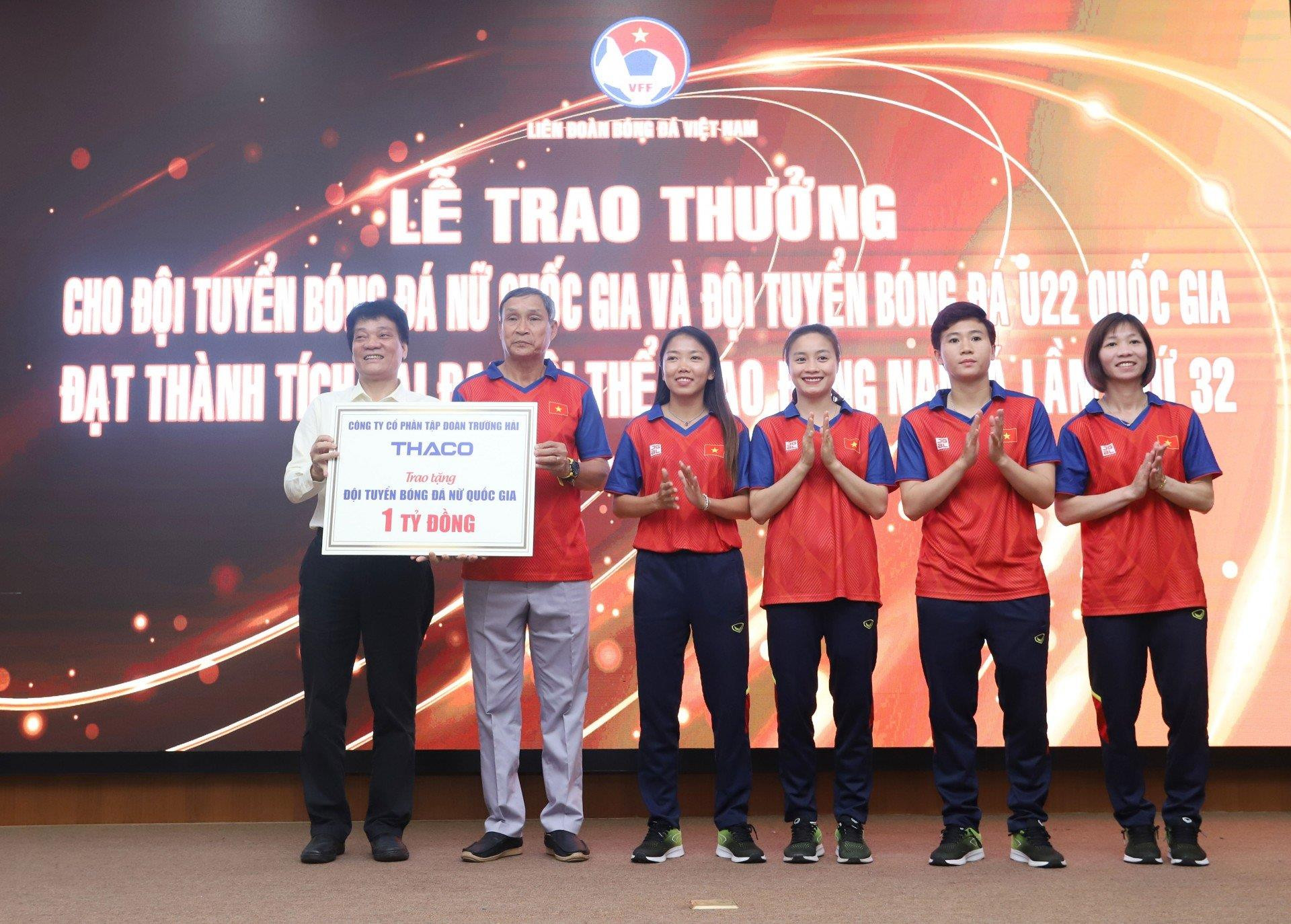 Đội tuyển nữ quốc gia nhận 5,6 tỷ đồng tiền thưởng sau tấm HCV SEA Games 32 - 5