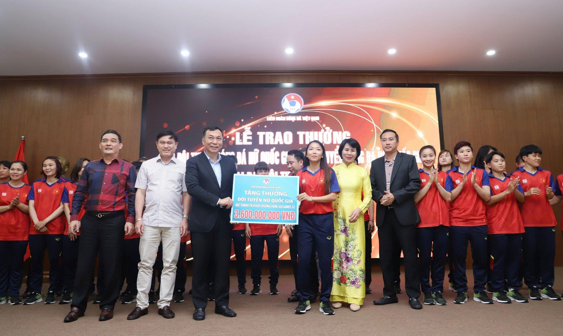 Đội tuyển nữ quốc gia nhận 5,6 tỷ đồng tiền thưởng sau tấm HCV SEA Games 32 - 3