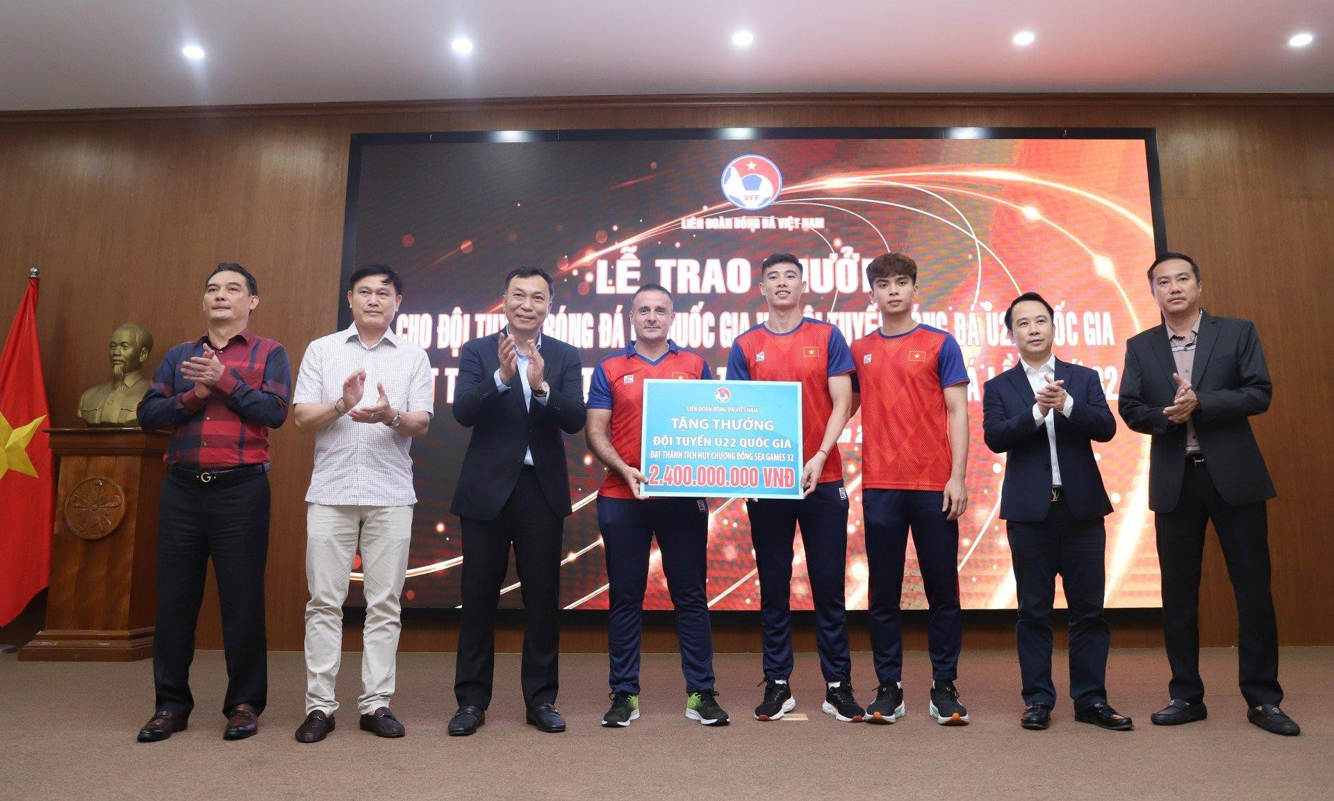 Đội tuyển nữ quốc gia nhận 5,6 tỷ đồng tiền thưởng sau tấm HCV SEA Games 32 - 2
