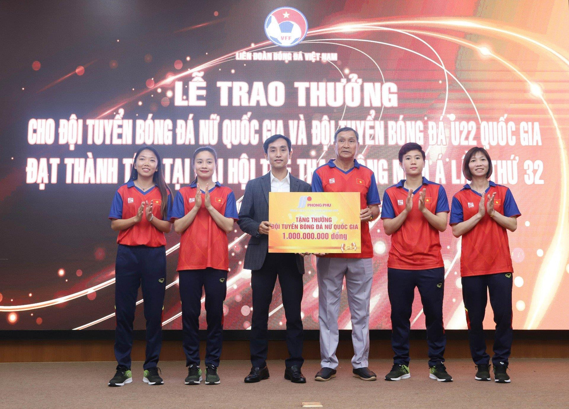 Đội tuyển nữ quốc gia nhận 5,6 tỷ đồng tiền thưởng sau tấm HCV SEA Games 32 - 4
