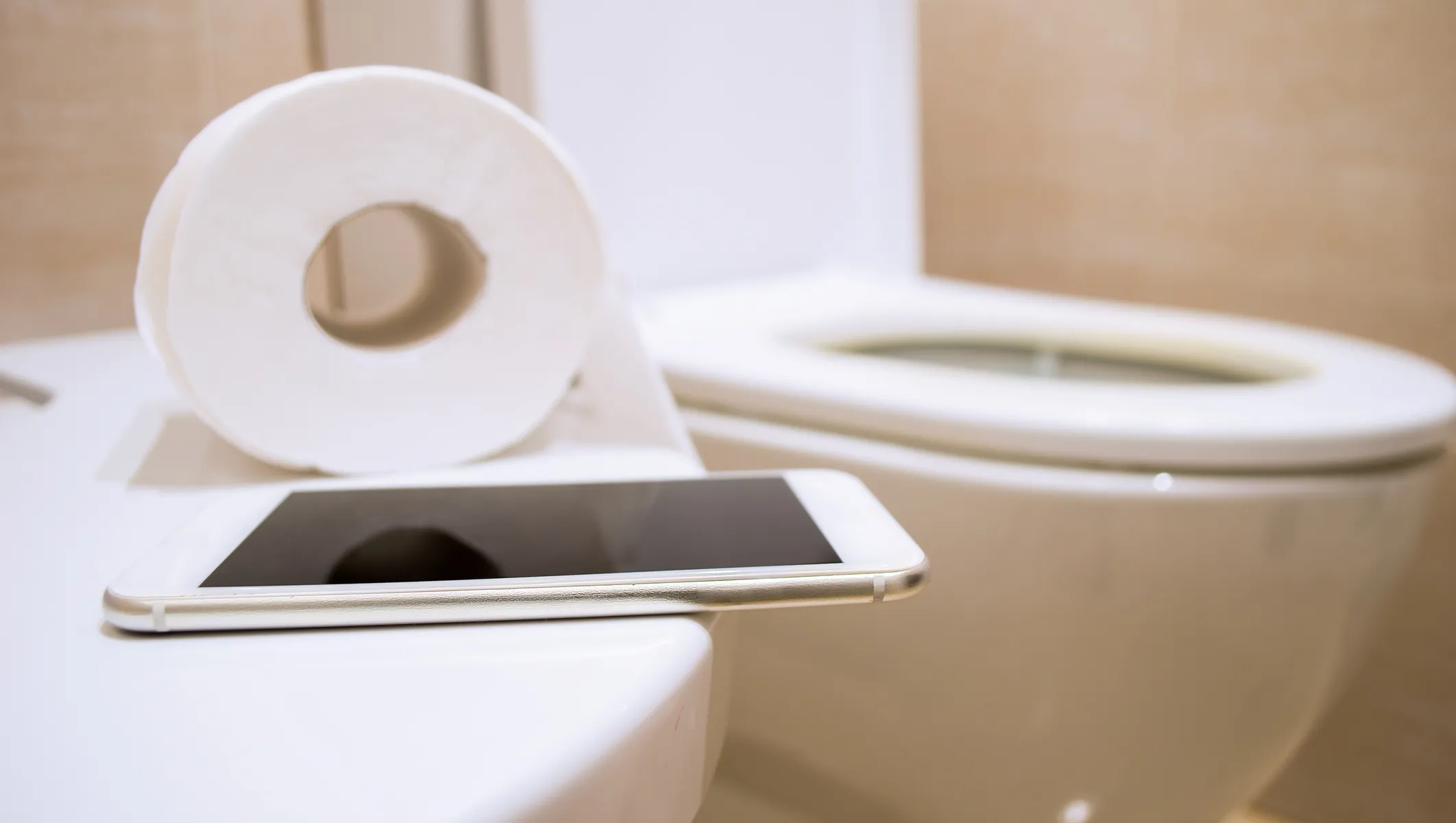 Xem điện thoại khi đi vệ sinh: Rước loạt bệnh nguy hiểm - 1
