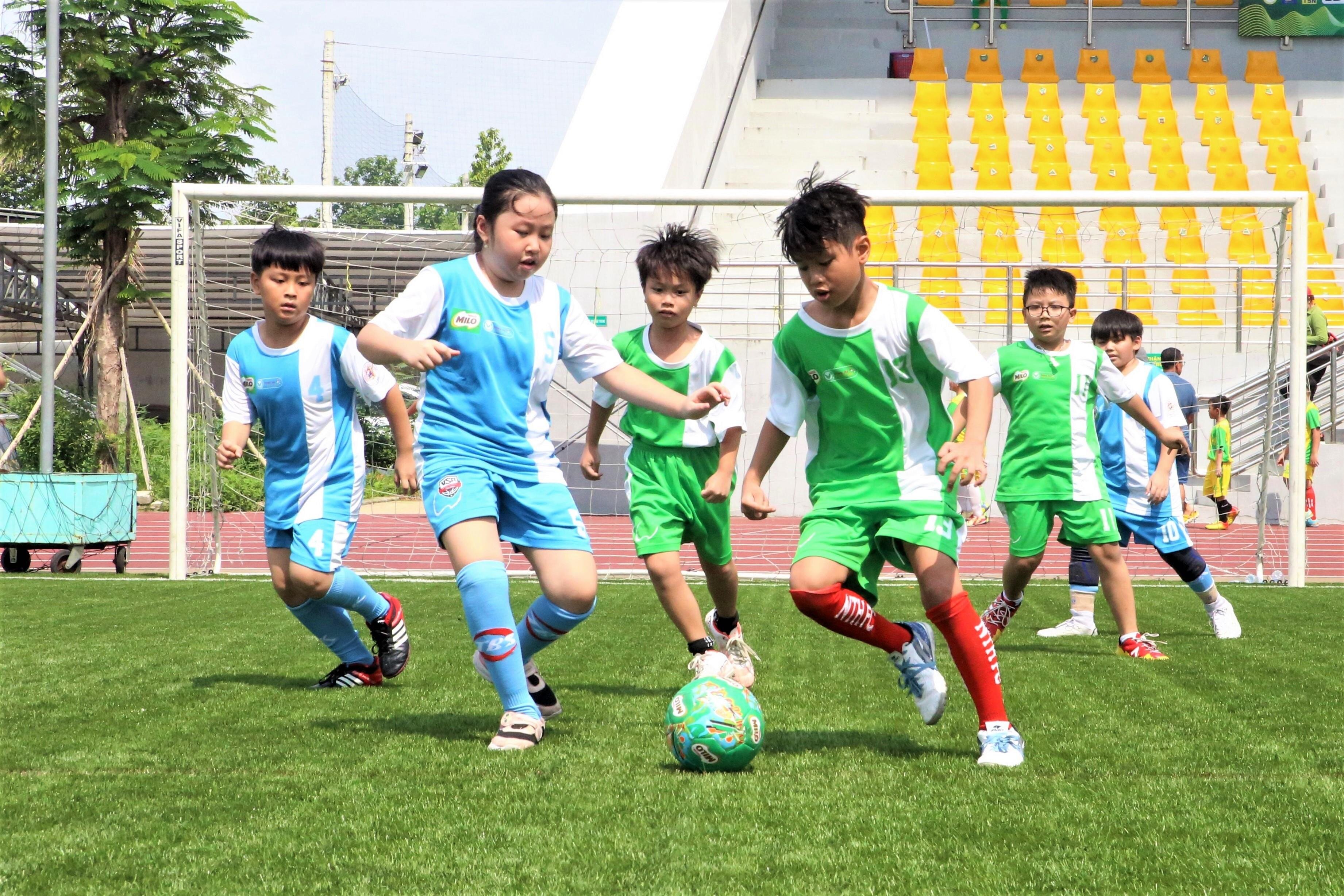 industri Sammenligning lammelse Những cô bé đam mê đá bóng trên sân chơi bóng đá học đường 2023