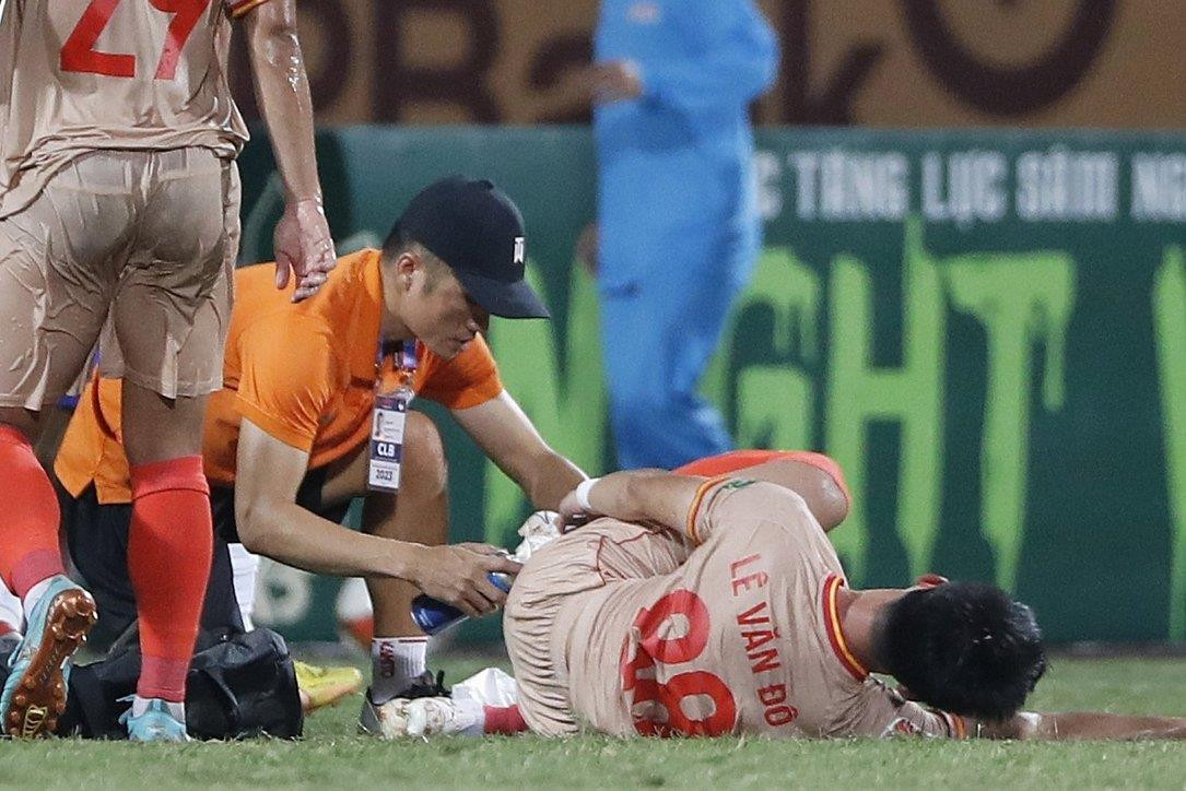 Ngôi sao nội bị chấn thương, HLV đội Công an Hà Nội nói gì? - 1