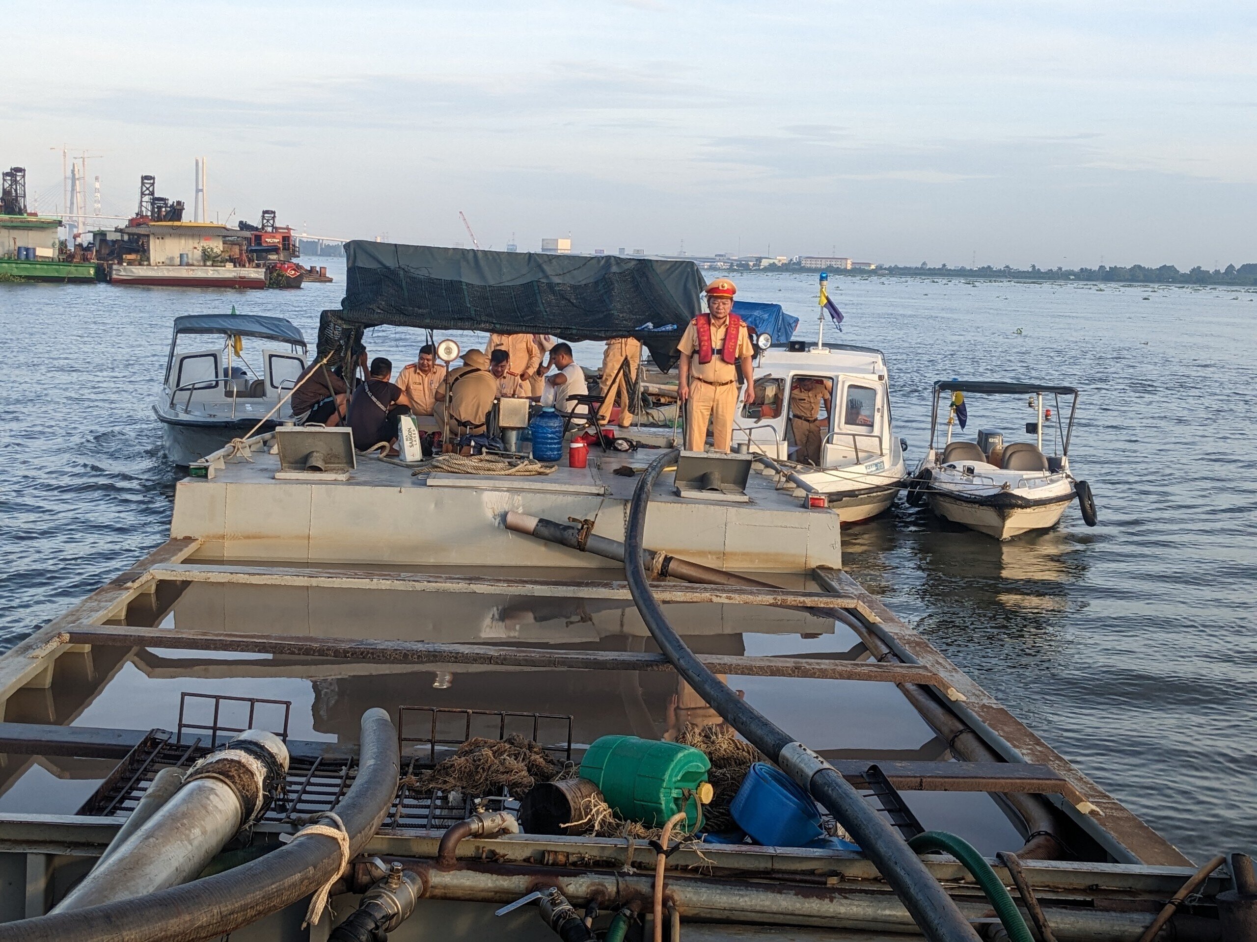 Cảnh sát mật phục bắt giữ 7 tàu cát tặc trên sông Tiền trong đêm - 1
