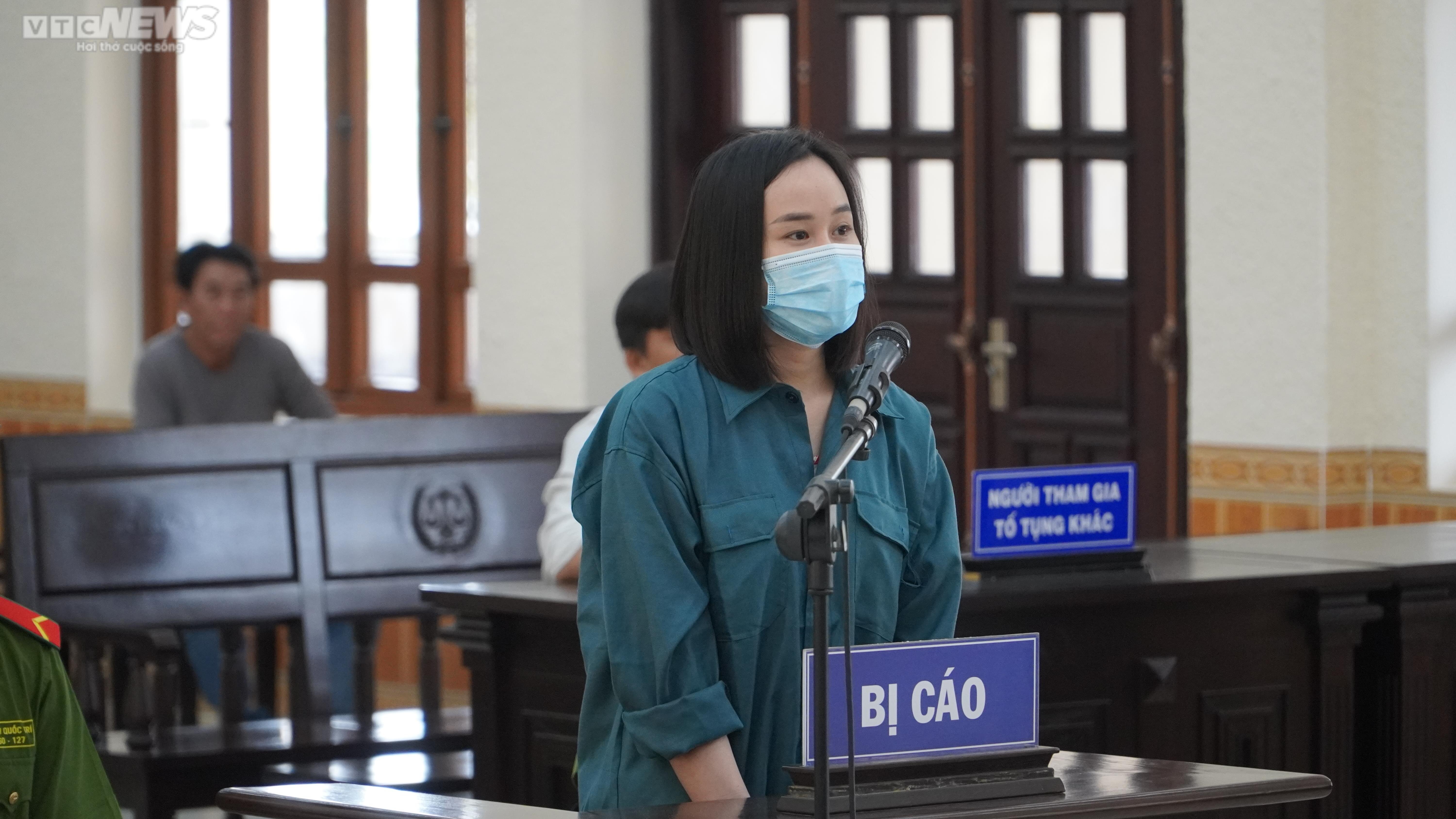 'Hotgirl' Tina Dương hầu tòa, ngoại hình thay đổi gây chú ý - 1