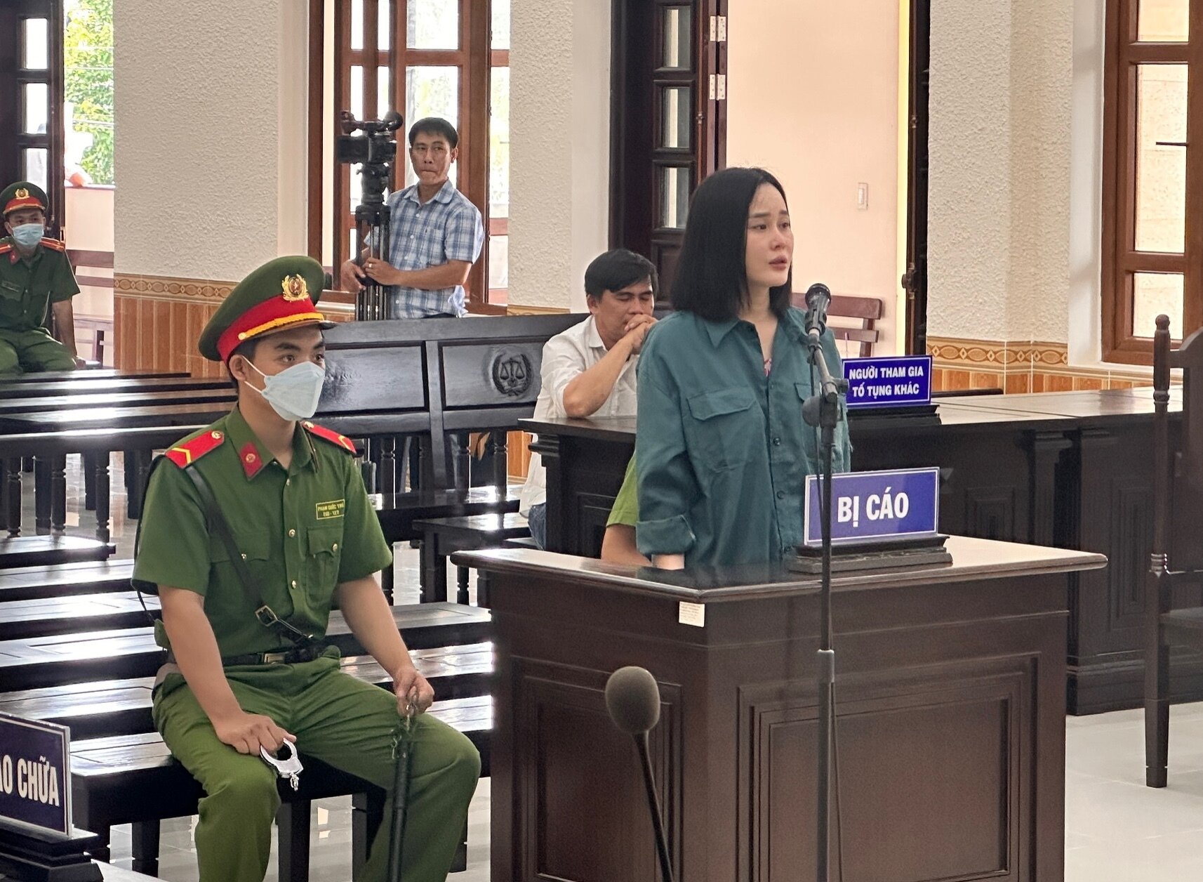'Hotgirl' Tina Dương bật khóc nức nở khi tòa tuyên án 11 năm tù giam - 1