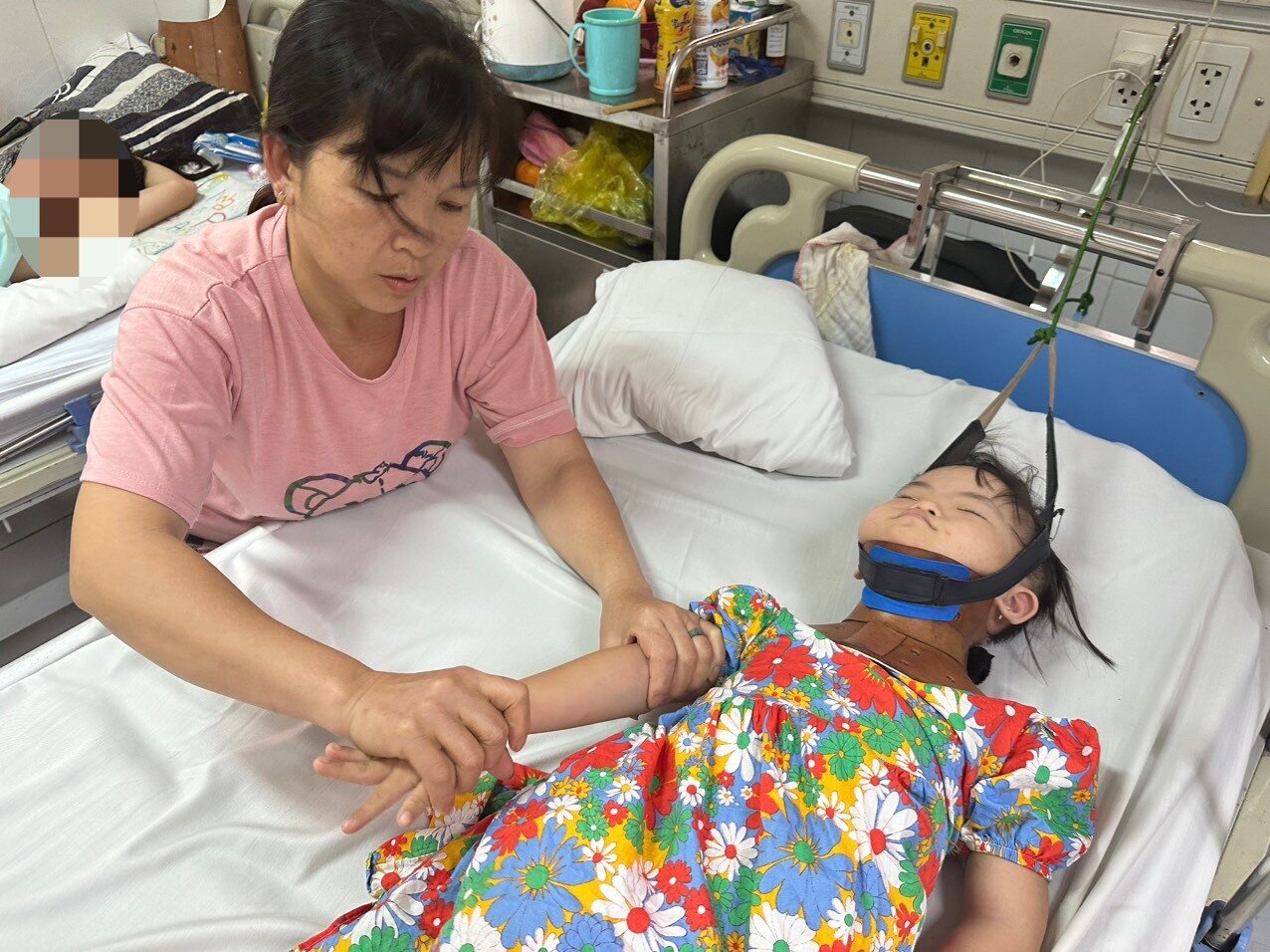 Con 7 tuổi mắc bệnh Down ngã gãy xương cổ, mẹ khóc xin ra viện vì không có tiền  - 2