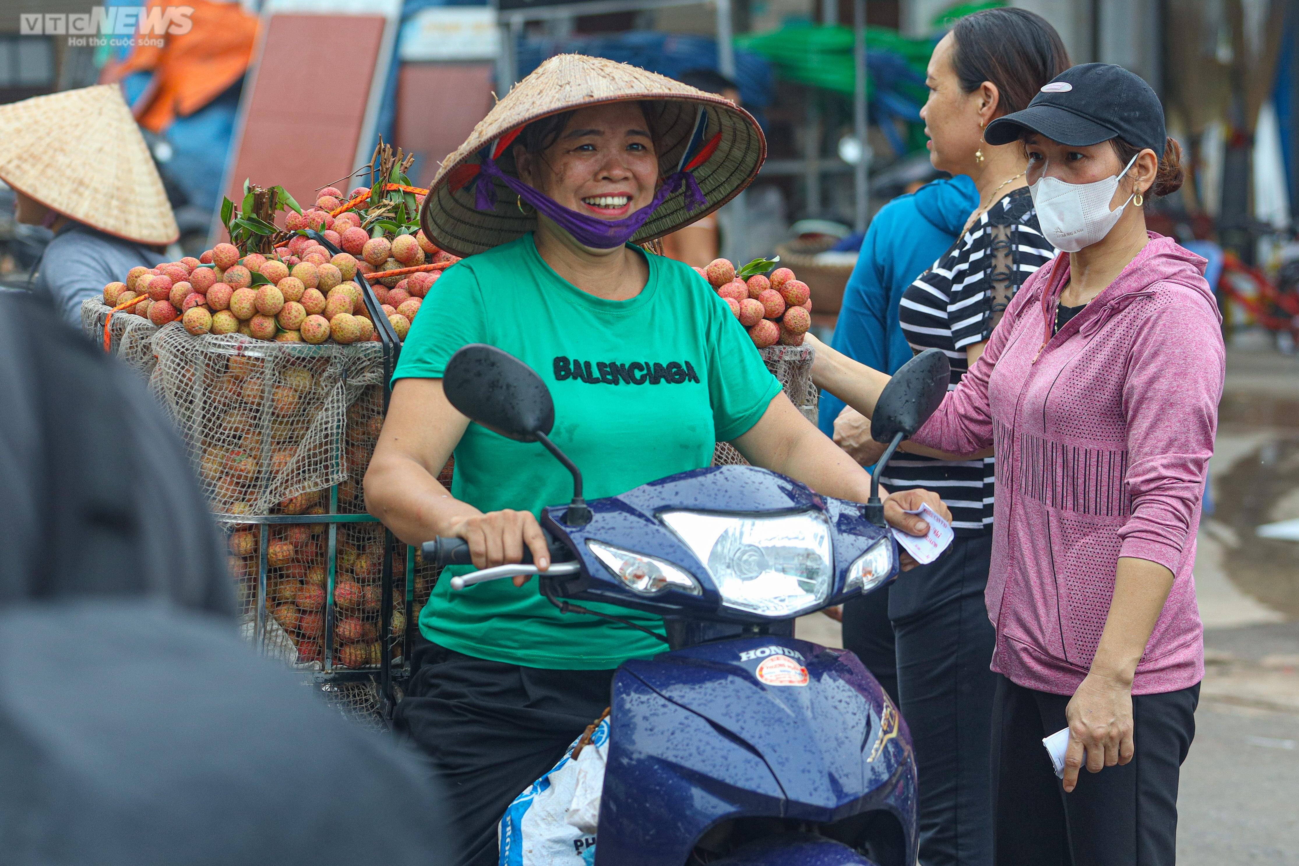 Bắc Giang: Nông dân ào ạt thồ vải thiều đi cân bán, phố phường được nhuộm đỏ ối - 12