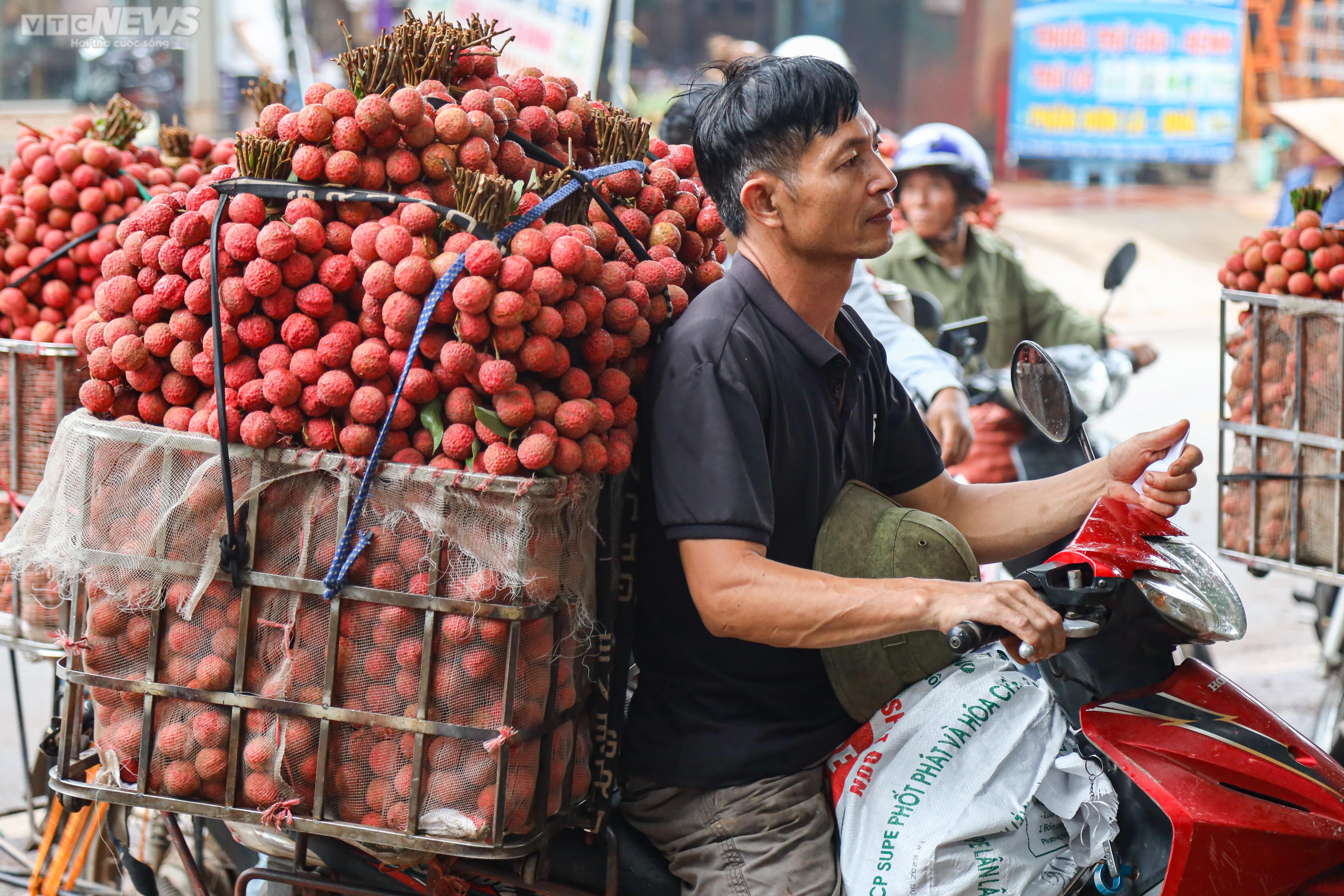 Bắc Giang: Nông dân ào ạt thồ vải thiều đi cân bán, phố phường được nhuộm đỏ ối - 11