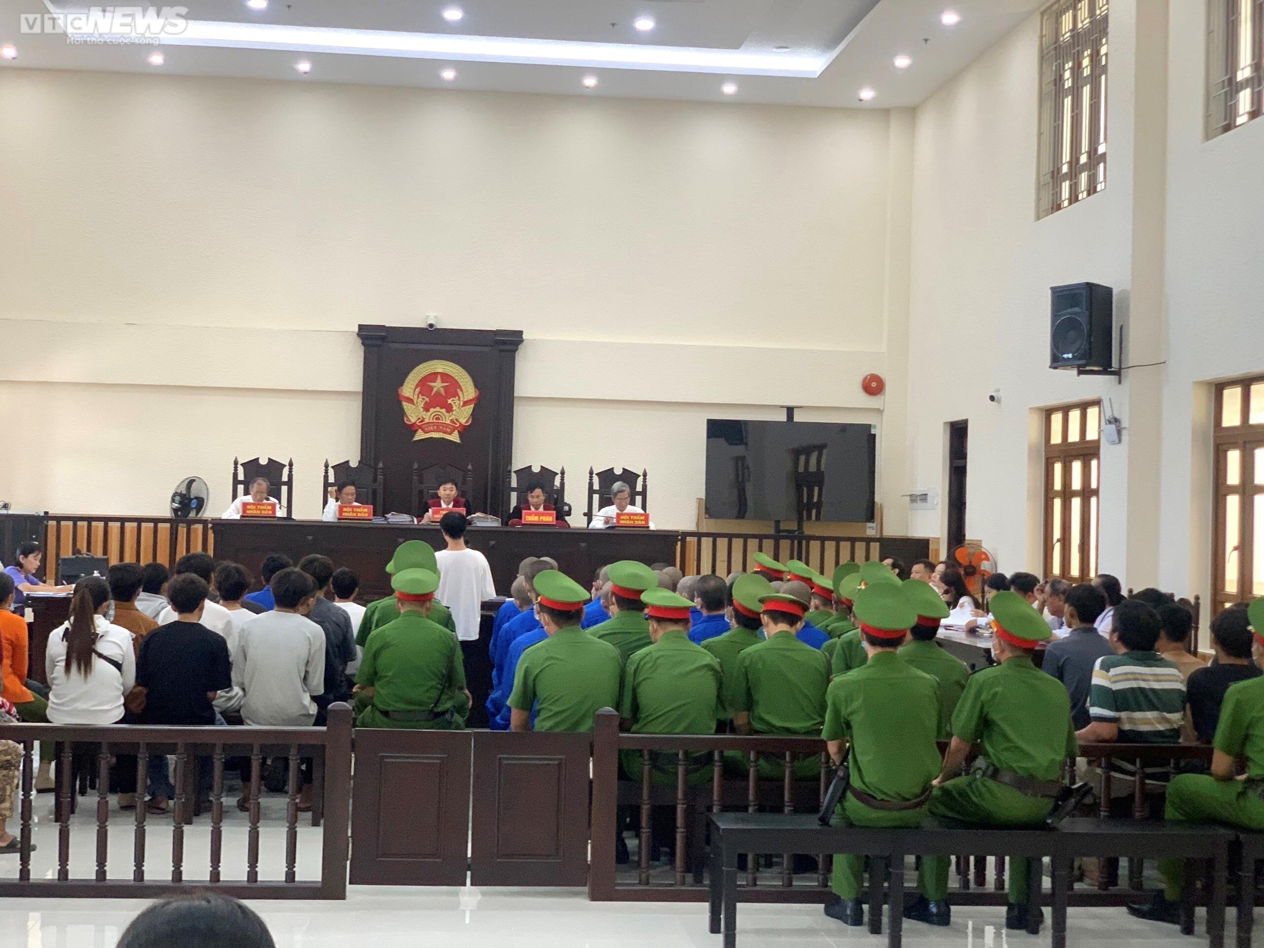 Hỗn chiến gây chết người ở Bình Thuận, 37 bị cáo lãnh hơn 160 năm tù - 2