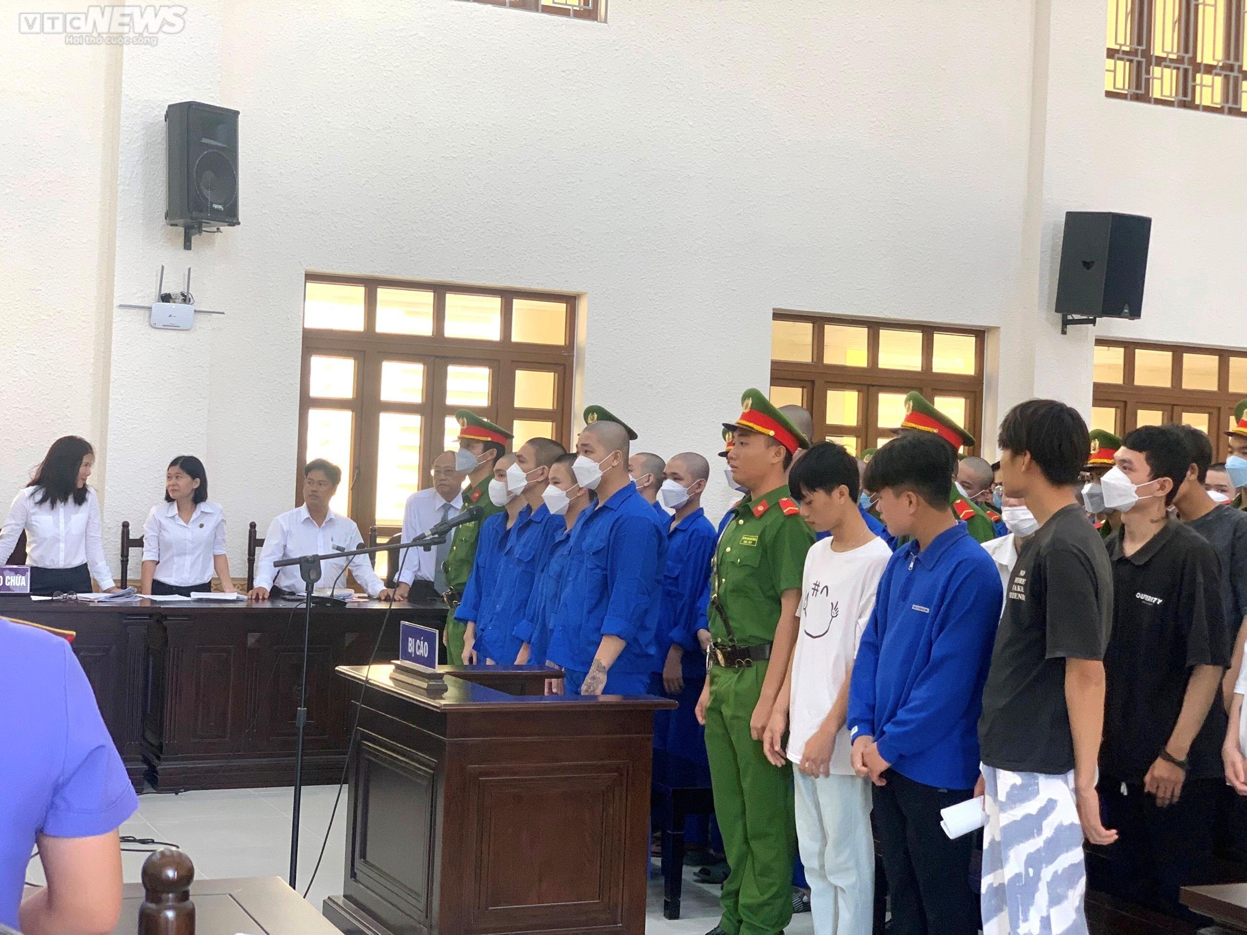 Hỗn chiến gây chết người ở Bình Thuận, 37 bị cáo lãnh hơn 160 năm tù - 1