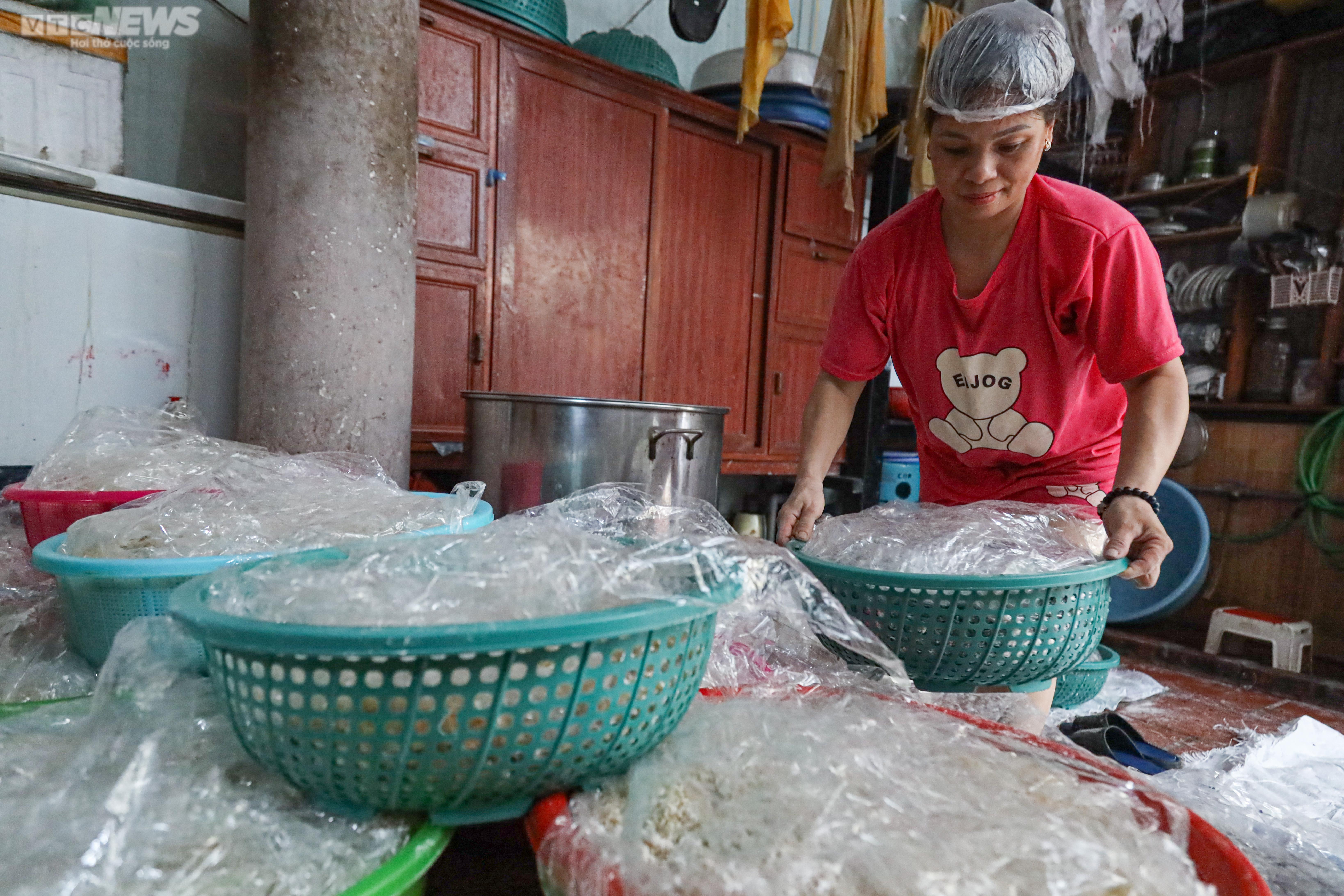 Hà Nội: Tết Đoan Ngọ cận kề, người dân ở 'thủ phủ' rượu nếp tất bật suốt đêm - 12