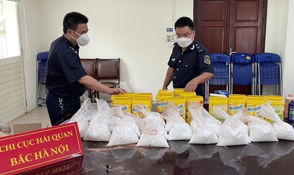 Phát hiện 19 kg bột trắng nghi ma túy vận chuyển từ Pháp về Việt Nam - 1