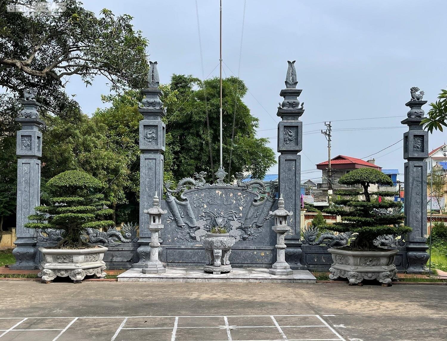 Hai cây sanh cổ được coi là bảo vật của làng Vị Khê được đặt trang trọng ở khu vực sân đình làng.