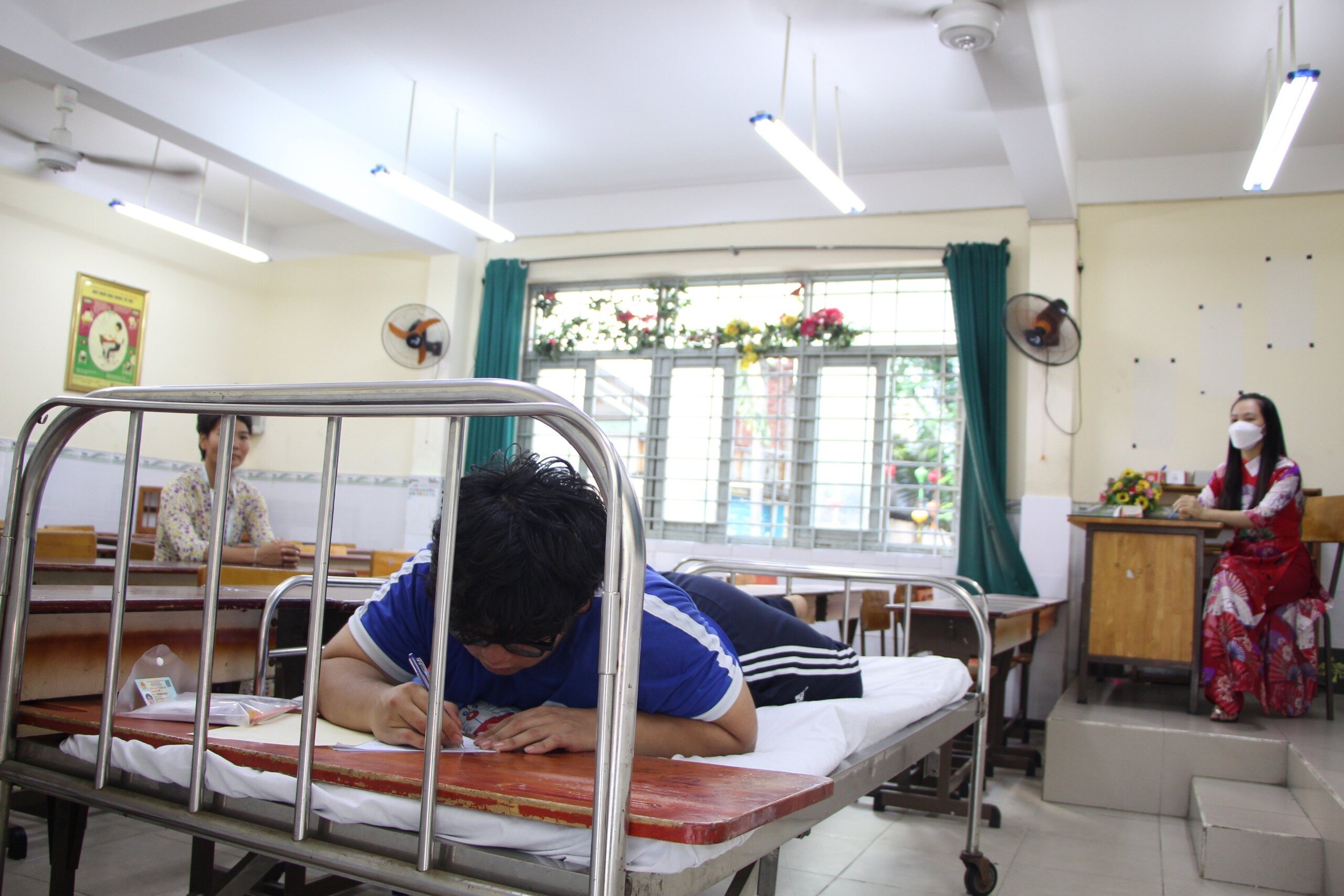 Thí sinh Nguyễn Minh Thiên Phong được đặc cách nằm riêng một phòng làm bài thi. (Ảnh: Nguyễn Hoa)