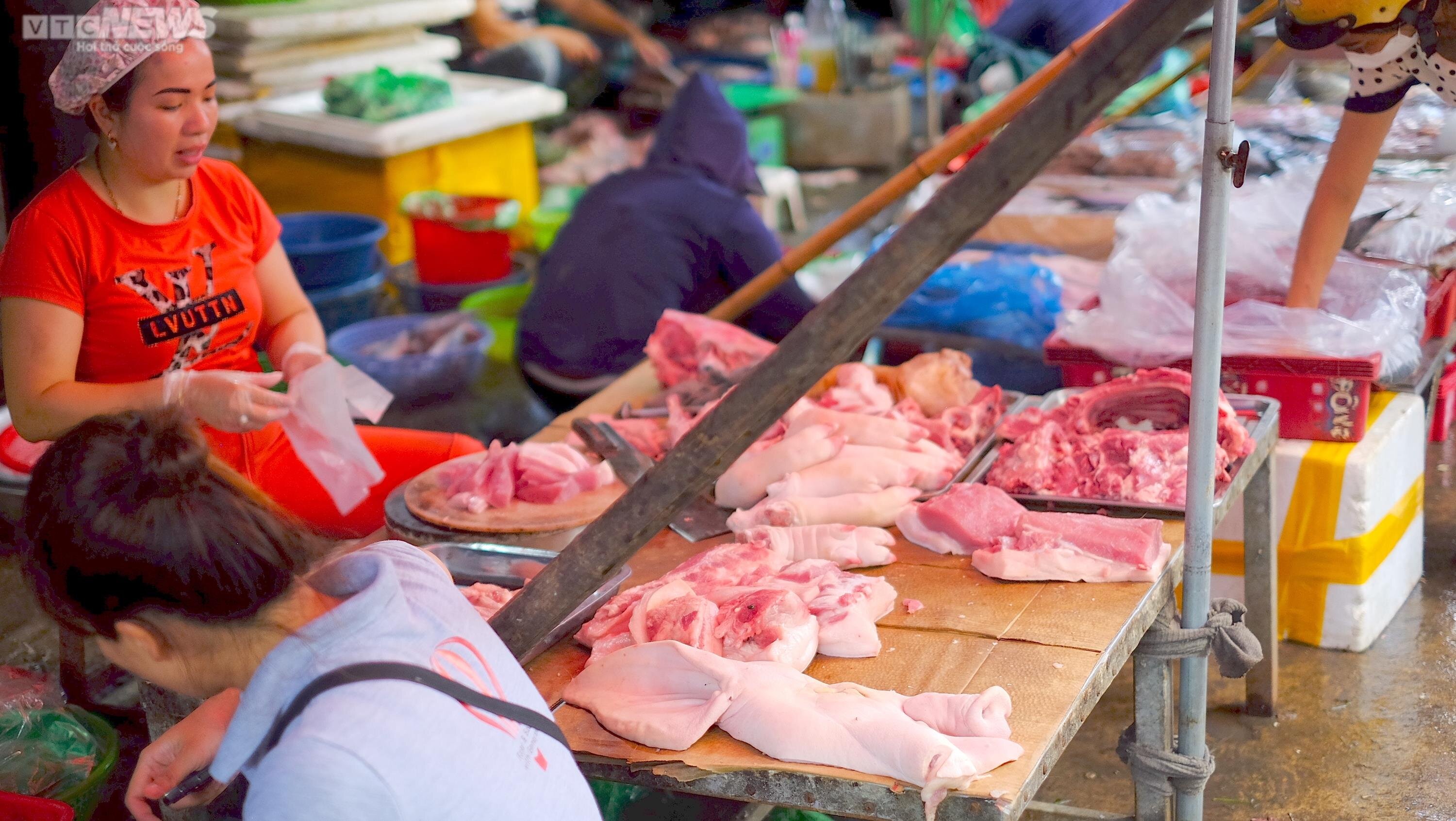 Giá thịt heo ở Hà Nội đã giảm mạnh so với cao điểm năm 2022.