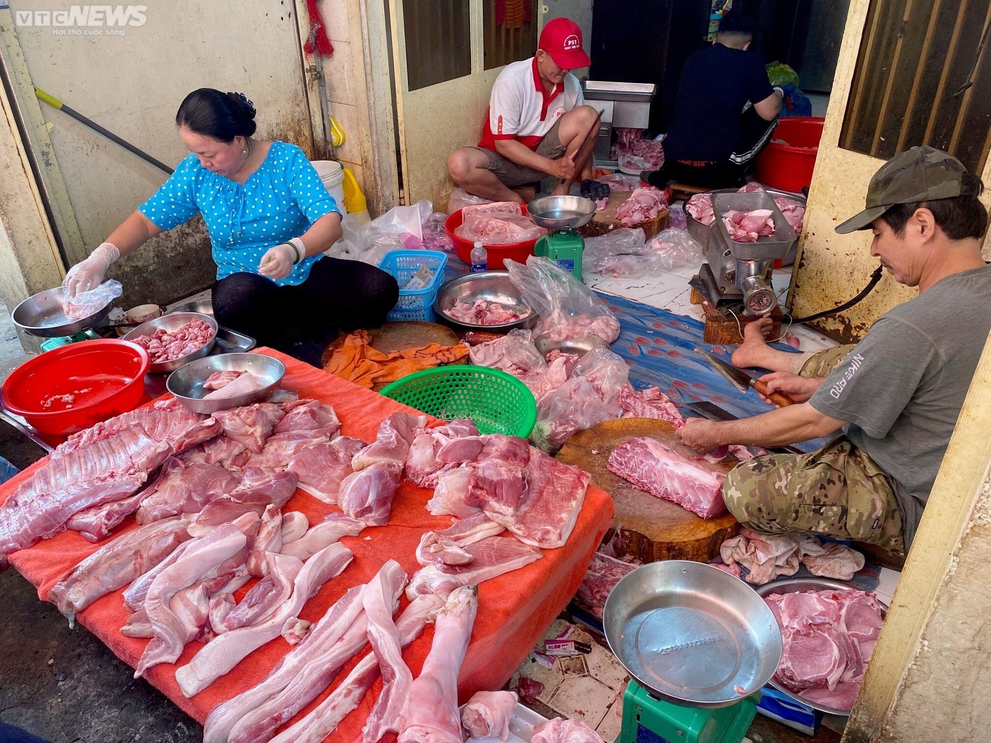 Giá thịt heo tại TP.HCM giảm mạnh 20% so với cùng kỳ năm 2022.