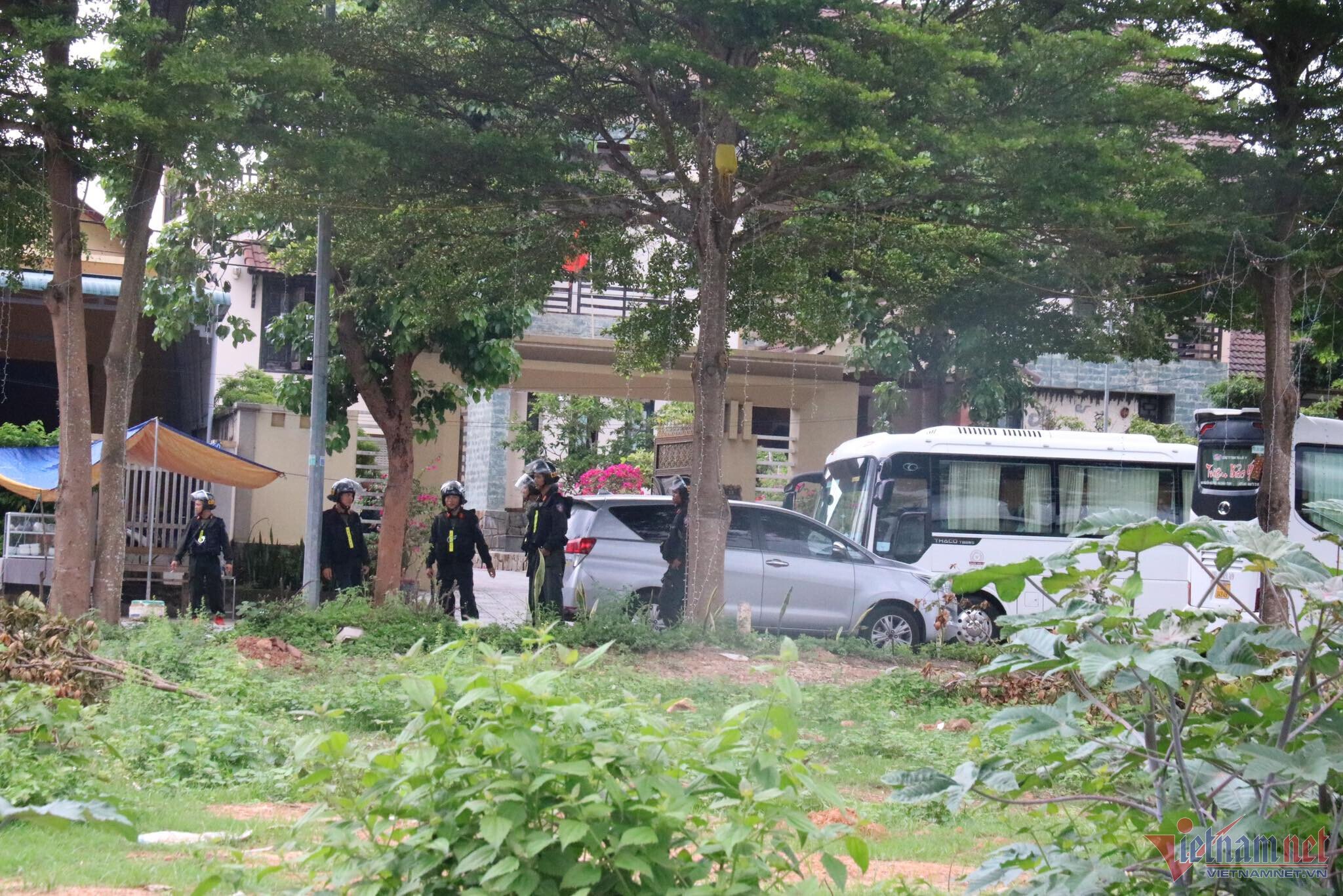 Lực lượng công an khám xét nhà một đối tượng tại thị trấn Lao Bảo