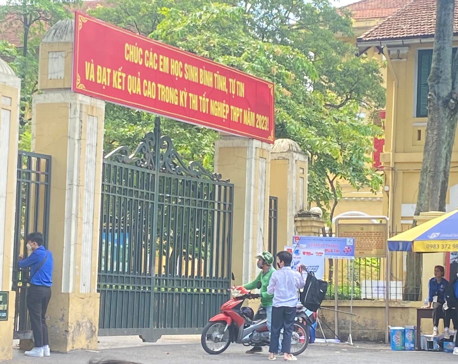 Nam sinh Nguyễn Anh Đức đến cổng trường thi muộn giờ, bỏ lỡ bài thi môn Toán tốt nghiệp THPT 2023. (Ảnh: T.B)