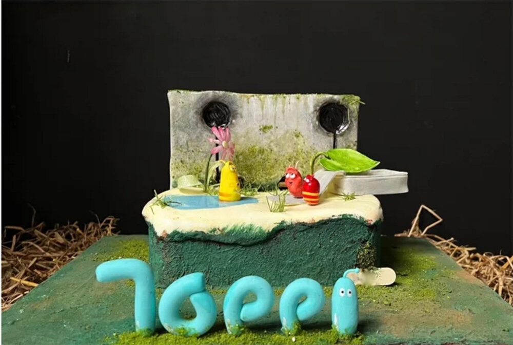 Chiếc bánh mang tên bé Toppi được làm bằng kẹo đường theo màu sắc và phông chữ của phim Larva.