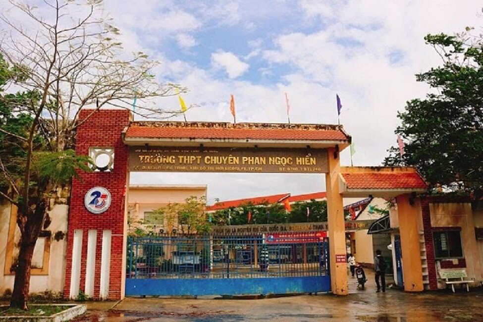 Trường THPT chuyên Phan Ngọc Hiển - nơi T. theo học cấp phổ thông.