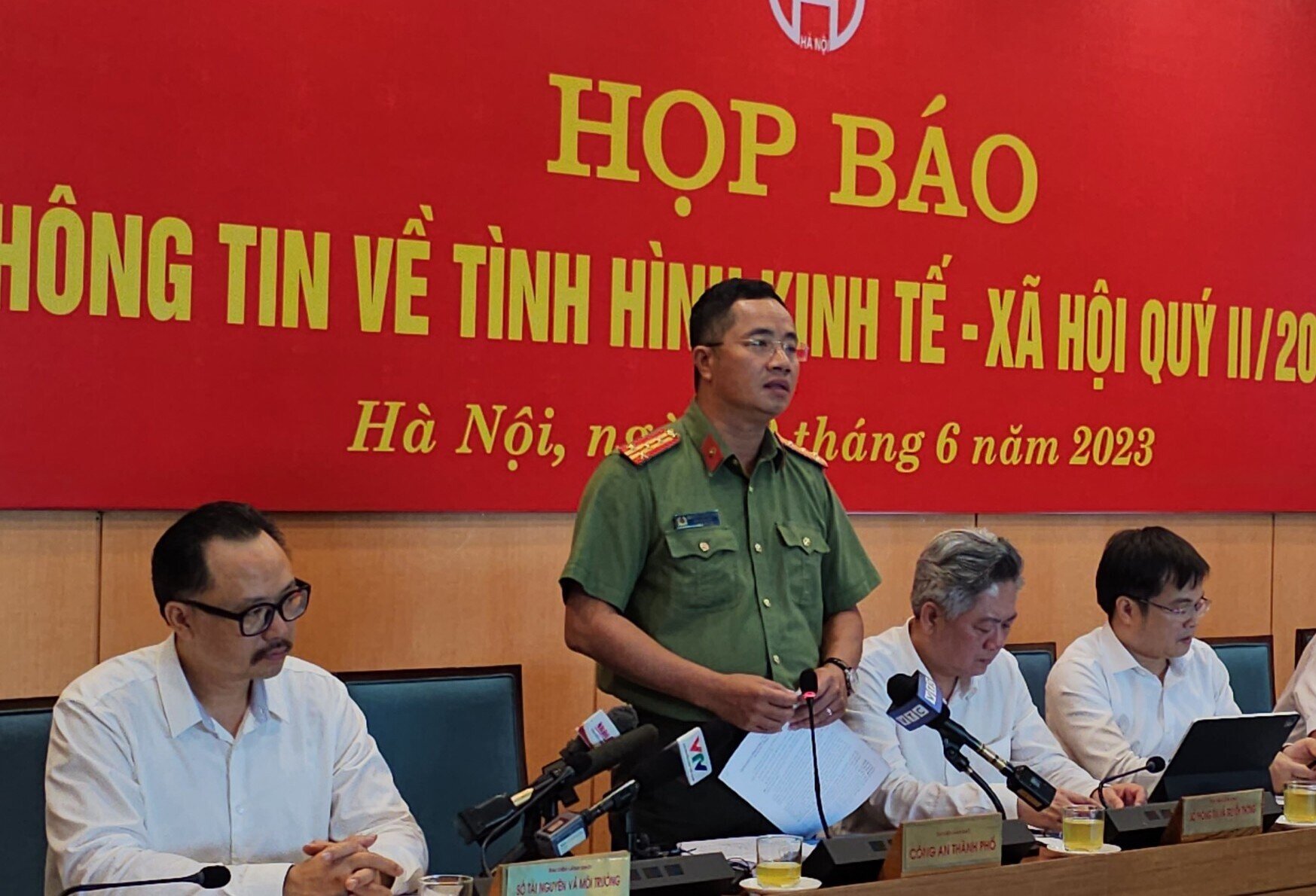 Đại tá Nguyễn Thành Long, Phó giám đốc Công an TP Hà Nội thông tin tại họp báo.
