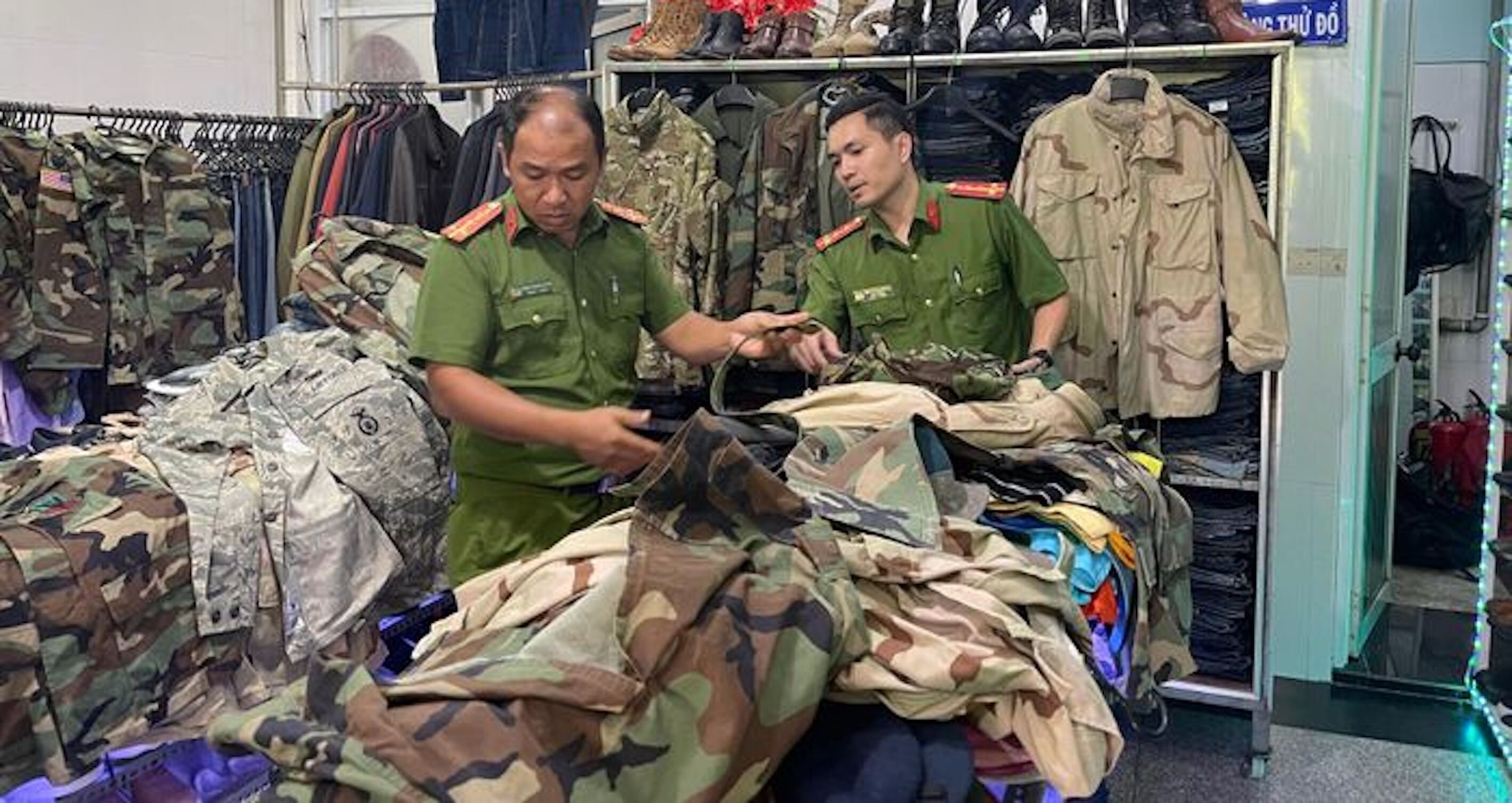 Lực lượng công an kiểm tra tại cửa hàng Thanh H. đường Phan Chu Trinh (TP. Huế)