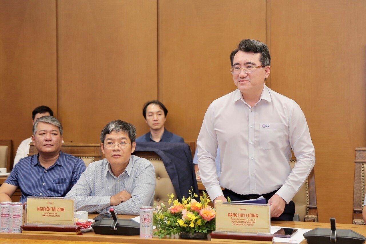 Ông Đặng Huy Cường – Thành viên phụ trách HĐTV EVN phát biểu tại lễ ký.