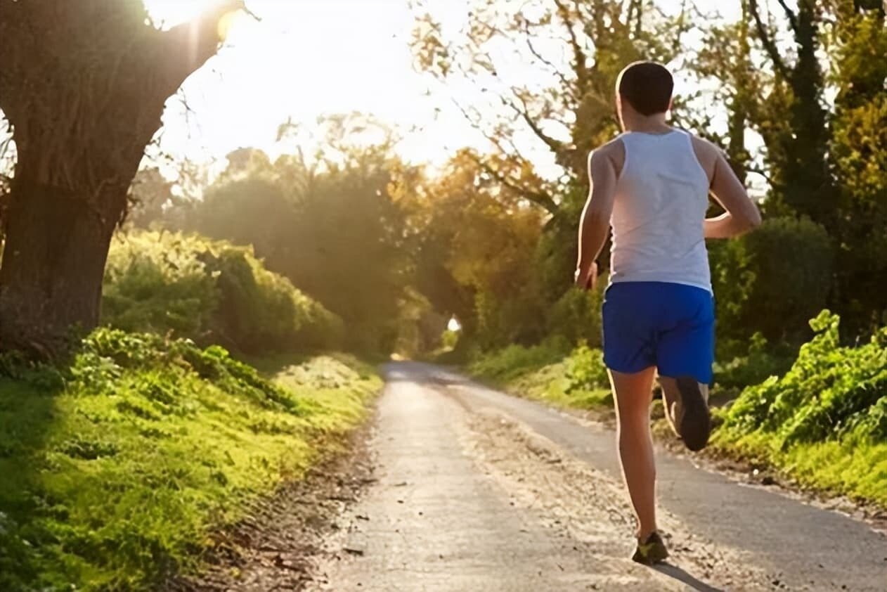 Chạy bộ vào buổi sáng giúp giải phóng toàn bộ lượng calo dư thừa và thúc đẩy các cơ quan hấp thụ chất dinh dưỡng tốt hơn.