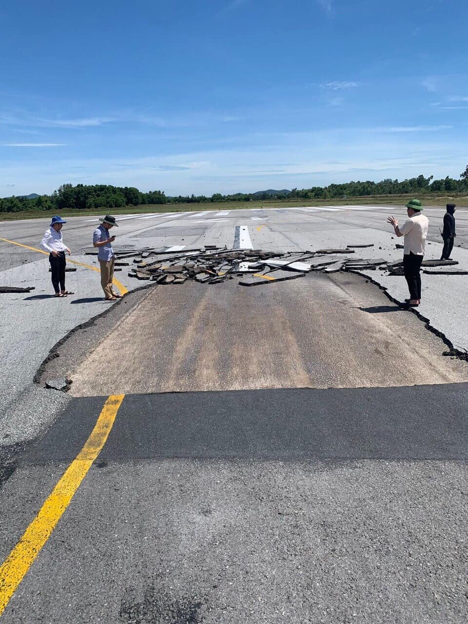 Sân bay Vinh dừng khai thác 24 tiếng để sửa chữa mặt đường băng bị vỡ.