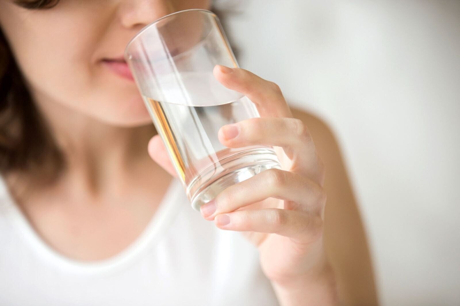 Thường xuyên đứng uống nước sẽ gây tích tụ nước trong phần xương, khớp.