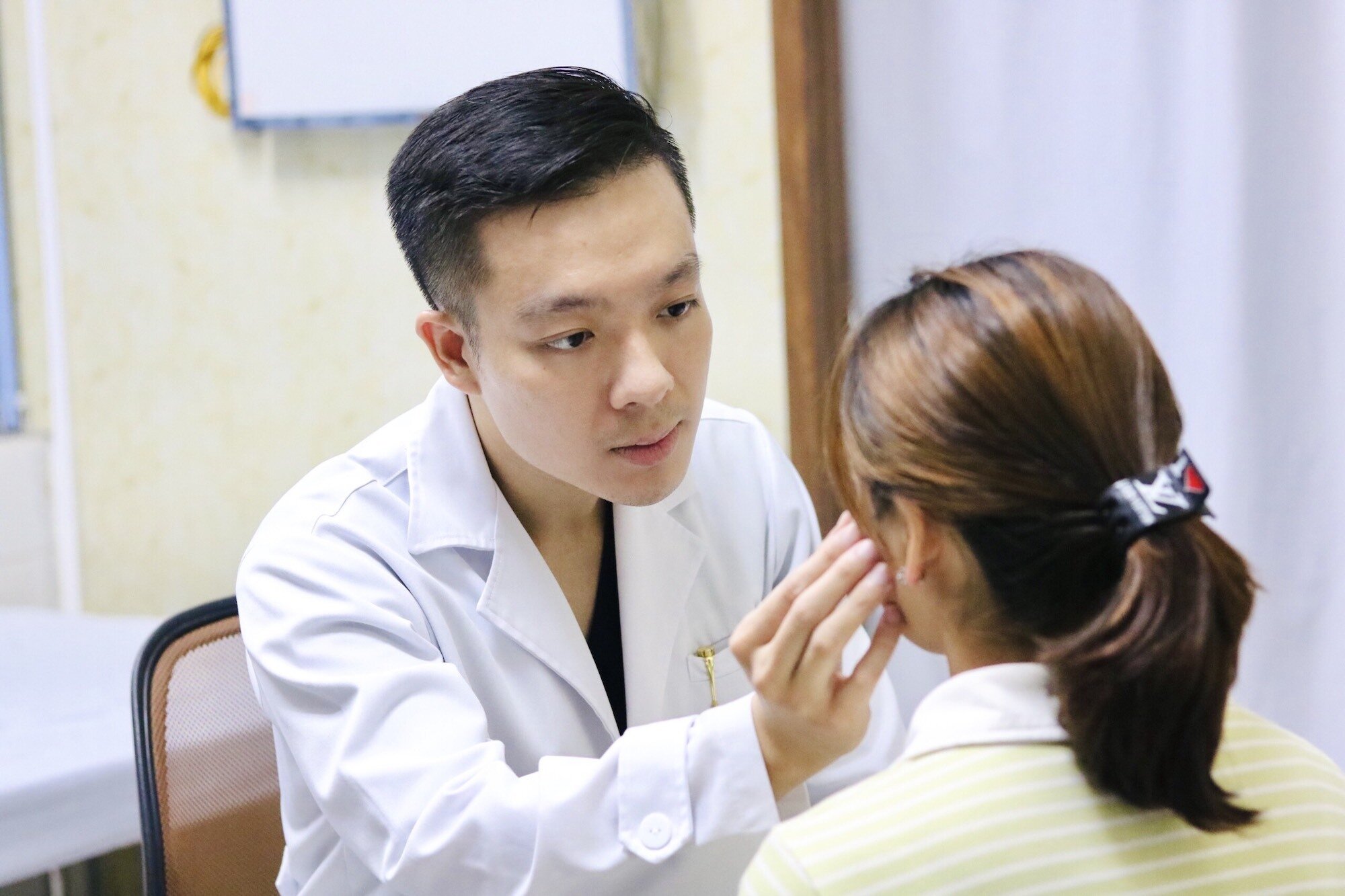 Bác sĩ Linh thăm khám cho bệnh nhân. (Ảnh: BSCC)