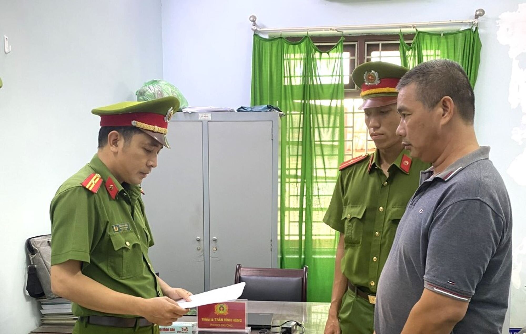 Cơ quan công an công bố lệnh bắt tạm giam Trần Chiến. (Ảnh: Công an cung cấp).