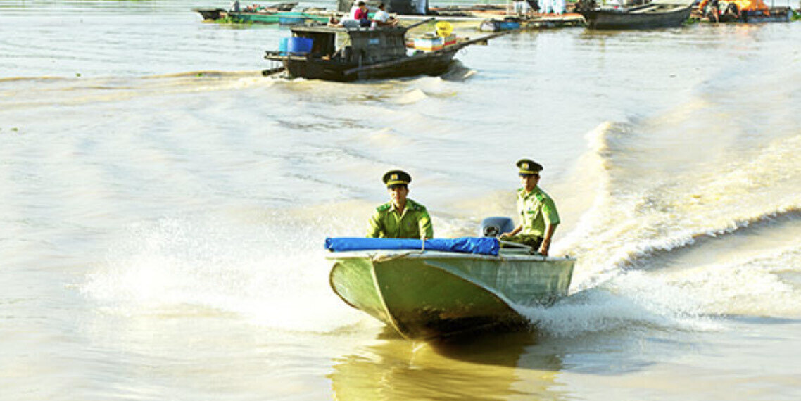 Lực lượng kiểm lâm của Khu Bảo tồn thiên nhiên - văn hóa Đồng Nai đi tuần tra. (Ảnh: KBT)