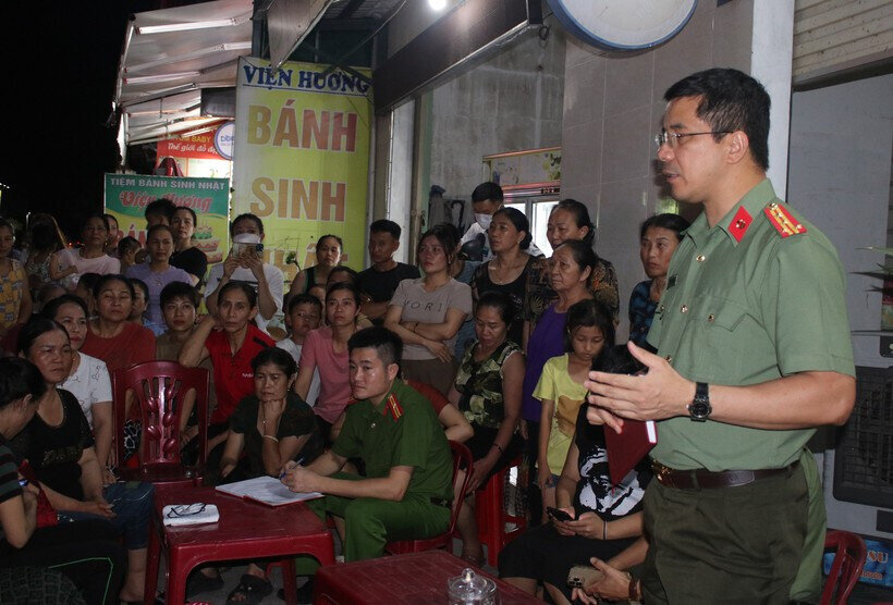 Đại tá Nguyễn Hồng Phong, Giám đốc Công an tỉnh Hà Tĩnh đến trực tiếp ghi nhận các phản ánh của bà con