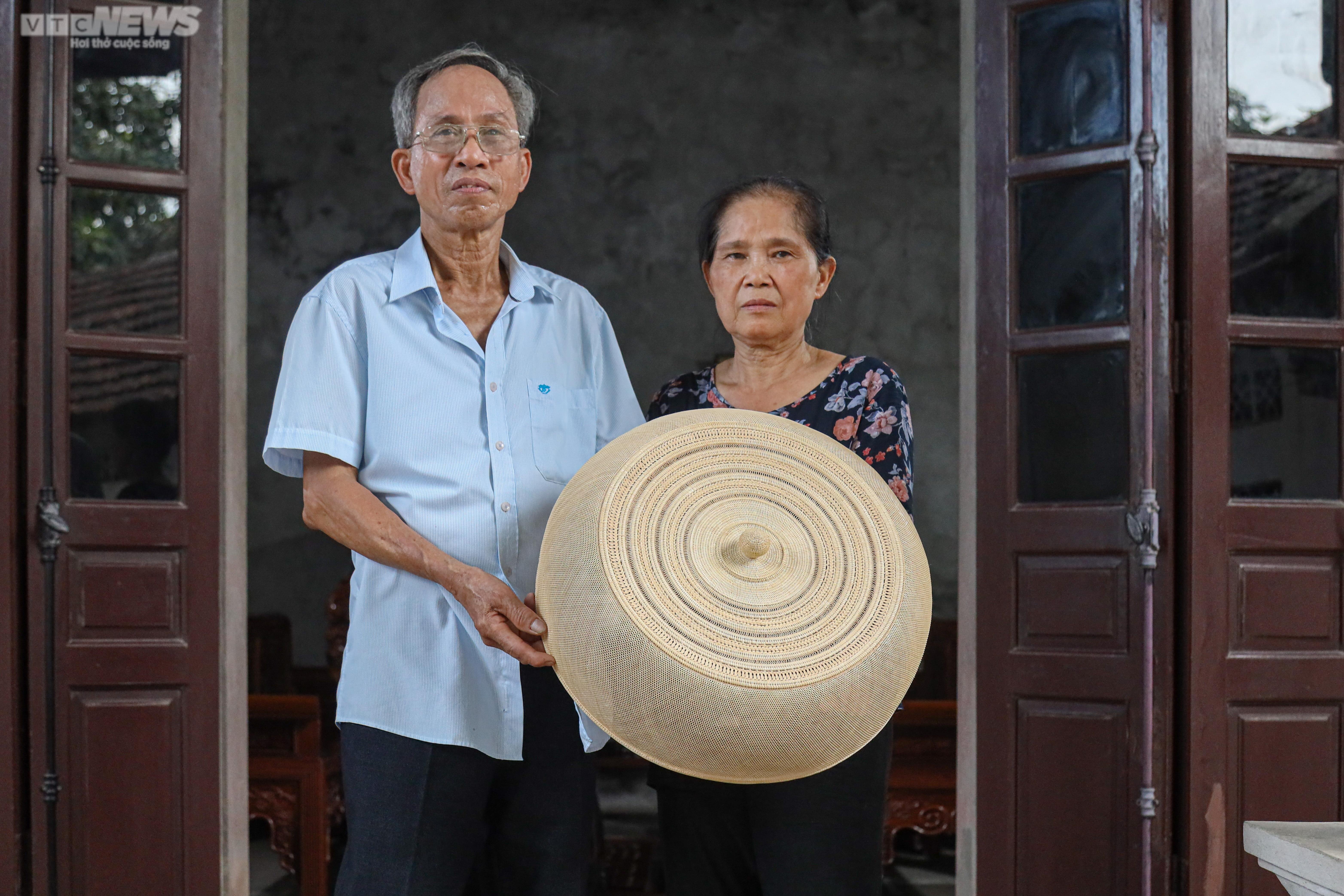 Làng Phú Vinh (huyện Chương Mỹ, Hà Nội) từ xưa đã nổi tiếng với nghề mây tre đan truyền thống có lịch sử hơn 400 năm. Trong số rất nhiều sản phẩm, đặc biệt nhất là chiếc lồng bàn “tuyn” của ông Trần Bá Khá (75 tuổi) và vợ là bà Nguyễn Thị Tiến (72 tuổi) được làm từ những sợi mây  dài, mảnh, trắng muốt, mỏng như tờ giấy poluya.
