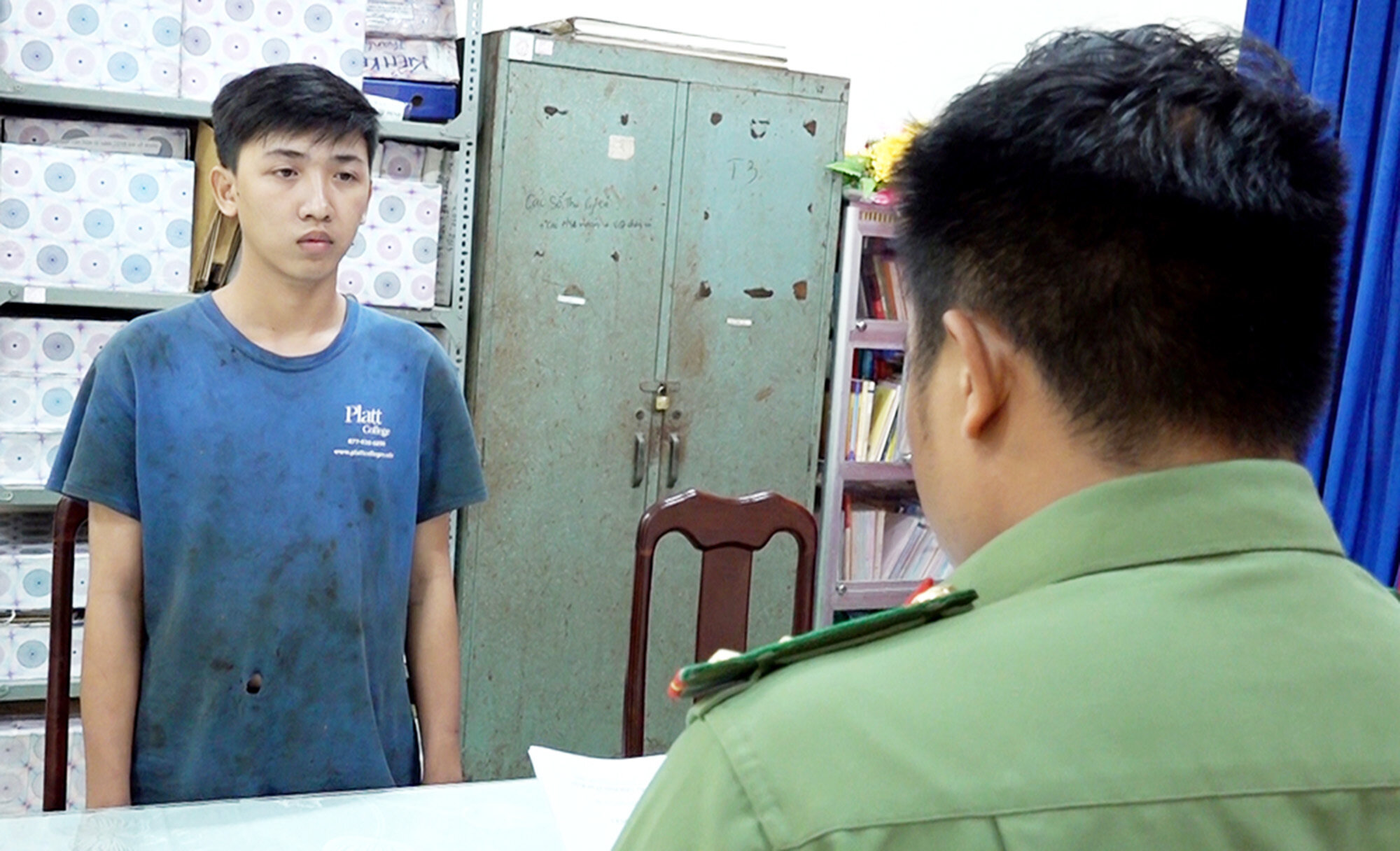 Cơ quan An ninh điều tra thi hành lệnh giữ người trong trường hợp khẩn cấp đối với Cao Nguyễn Hoàng Phúc. (Ảnh: Tiến Tầm)
