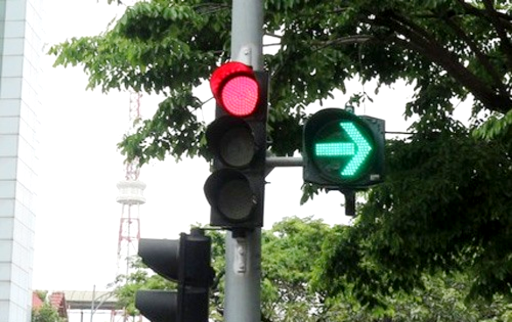 Đèn tín hiệu ưu tiên chuyển màu xanh khi đèn đỏ thì phương tiện có thể di chuyển theo đèn tín hiệu ưu tiên. (Ảnh: B.L)