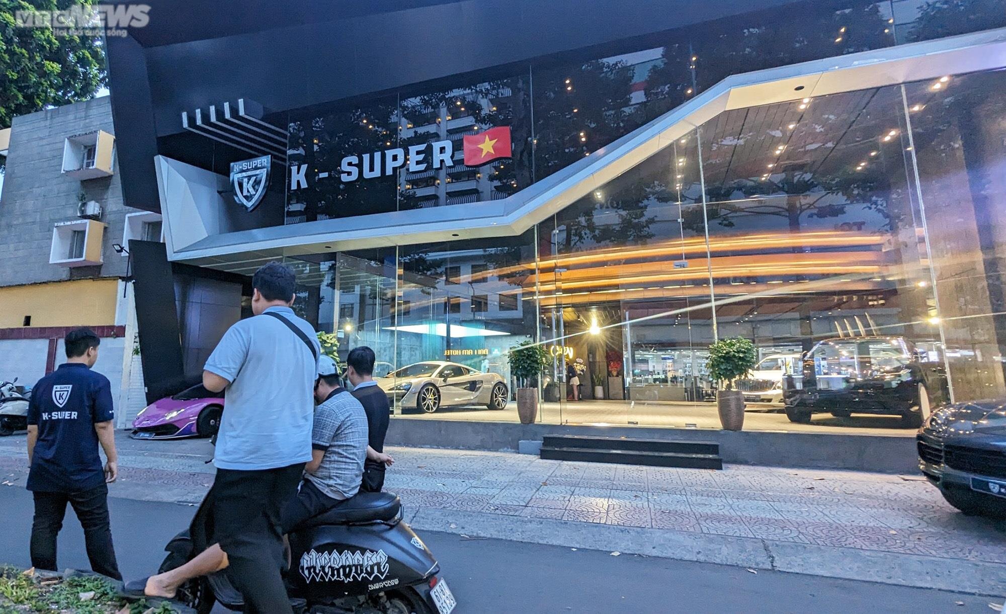 Nhiều người dân hiếu kỳ có mặt tại cửa hàng K-Supper, sau khi thông tin trùm buôn siêu xe Phan Công Khanh bị tạm giữ.