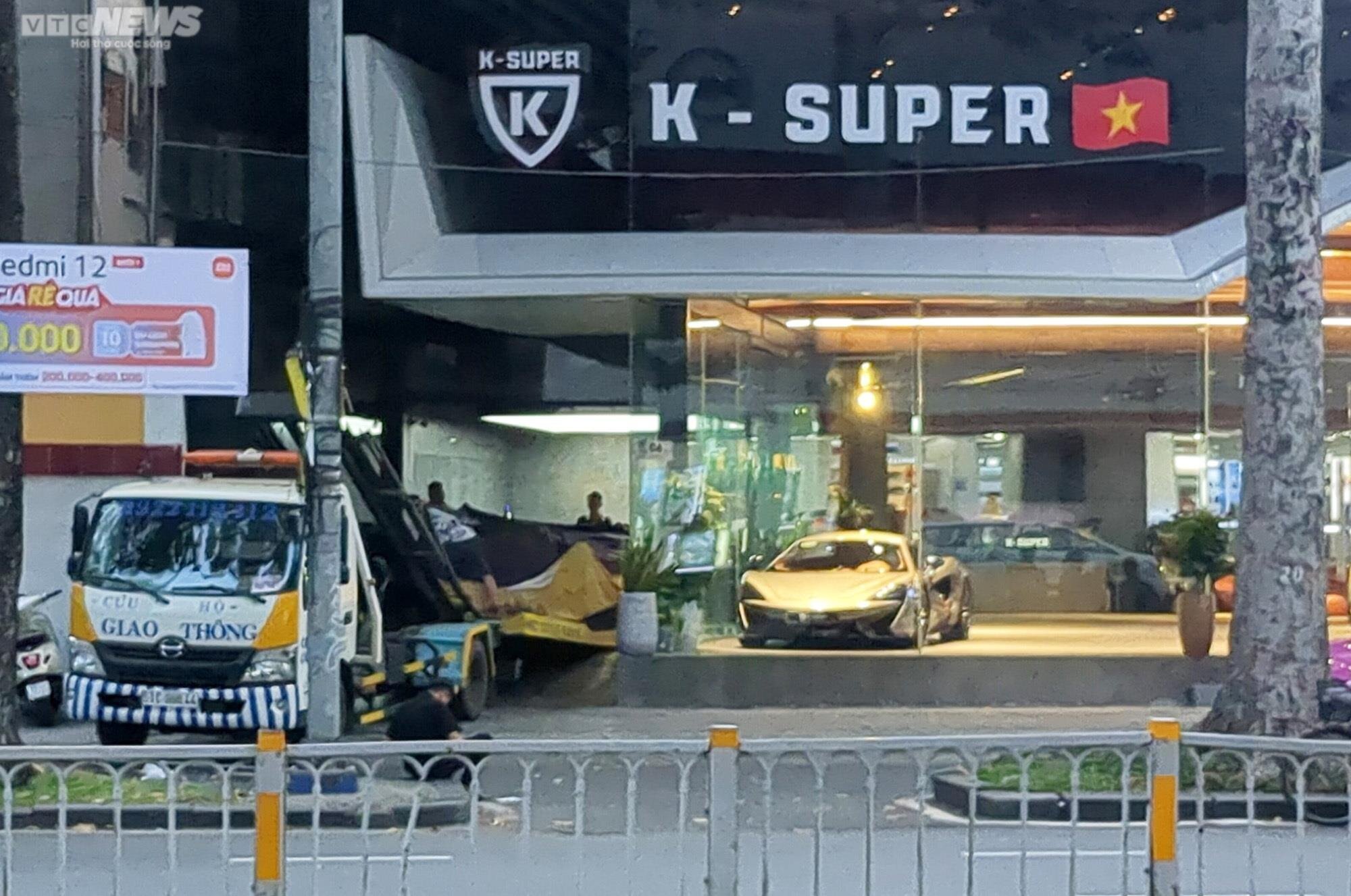 Ghi nhận của PV VTC News, lúc gần 19h, tại cửa hàng K-Supper kinh doanh siêu xe trên đường Trần Hưng Đạo (quận 1, TP.HCM) do Phan Công Khanh làm chủ, các nhân viên cẩu lên xe tải di chuyển đến nơi khác.